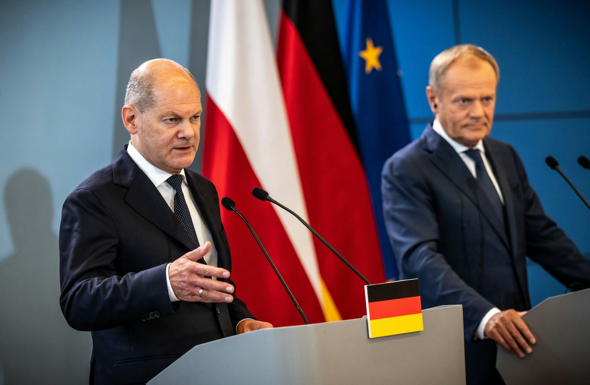 «Deutschland weiß um die Schwere seiner Schuld», sagt Kanzler Olaf Scholz (l) bei einer Pressekonferenz mit Donald Tusk.
