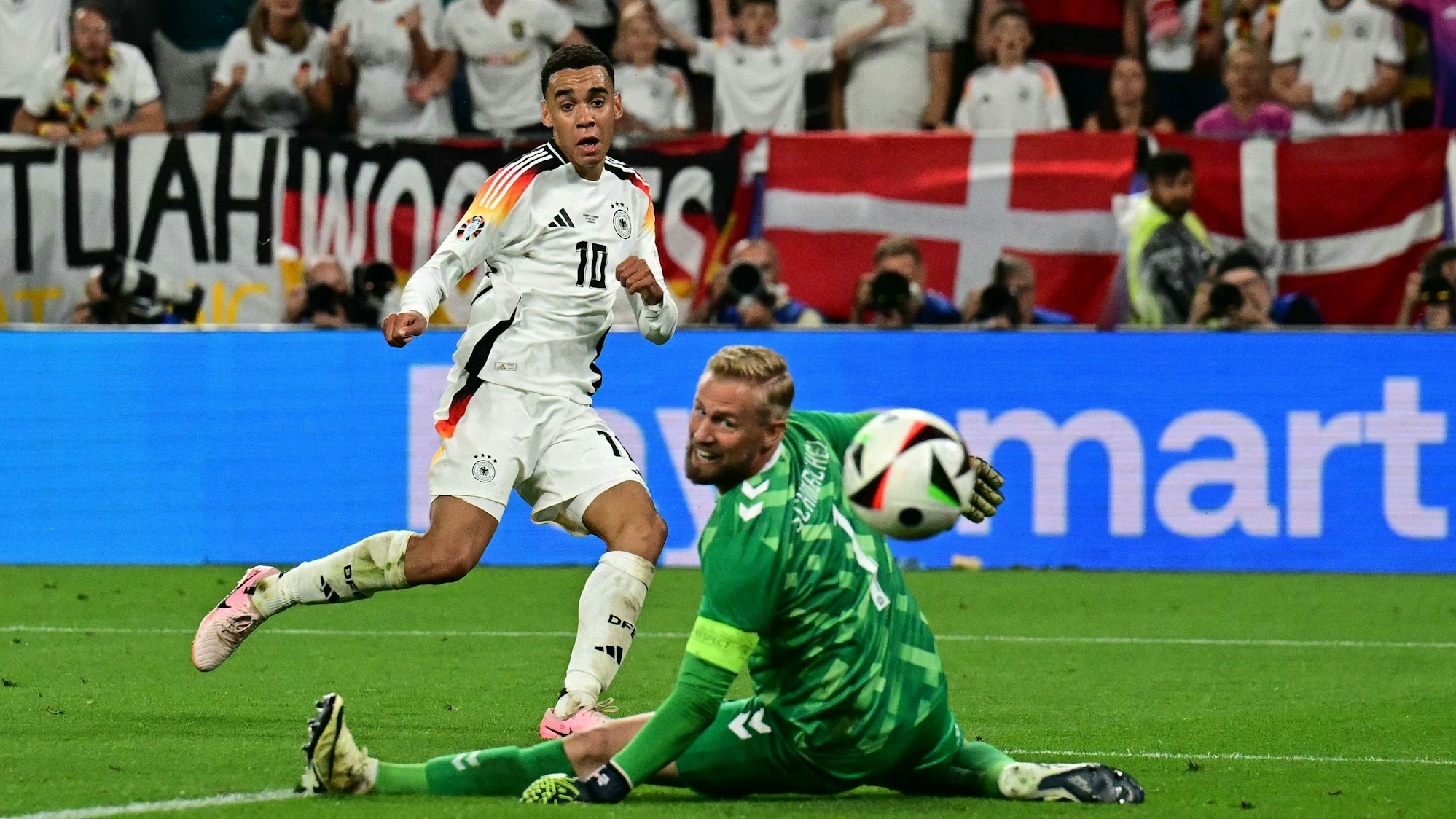 Jamal Musiala trifft gegen Kasper Schmeichel.