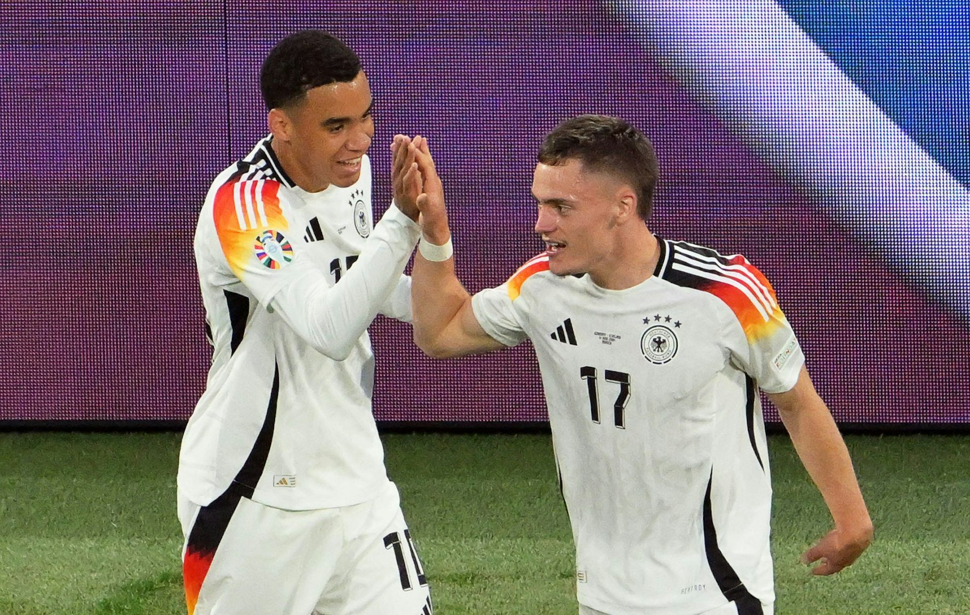 Deutschlands Florian Wirtz (r) jubelt mit Teamkollege Jamal Musiala über seinen Treffer zum 1:0.