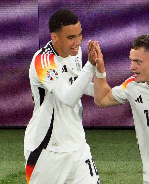 Deutschlands Florian Wirtz (r) jubelt mit Teamkollege Jamal Musiala über seinen Treffer zum 1:0.