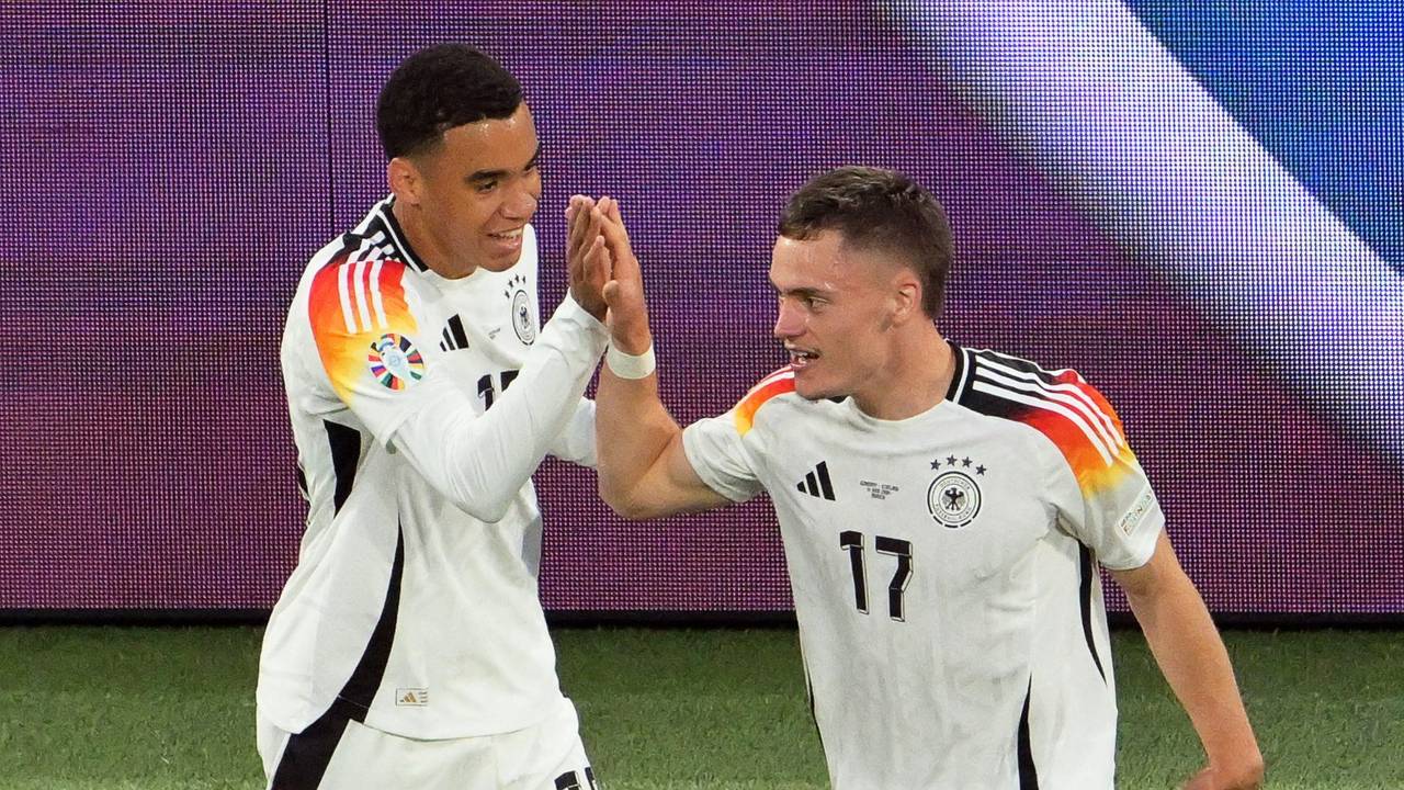 Deutschlands Florian Wirtz (r) jubelt mit Teamkollege Jamal Musiala über seinen Treffer zum 1:0.