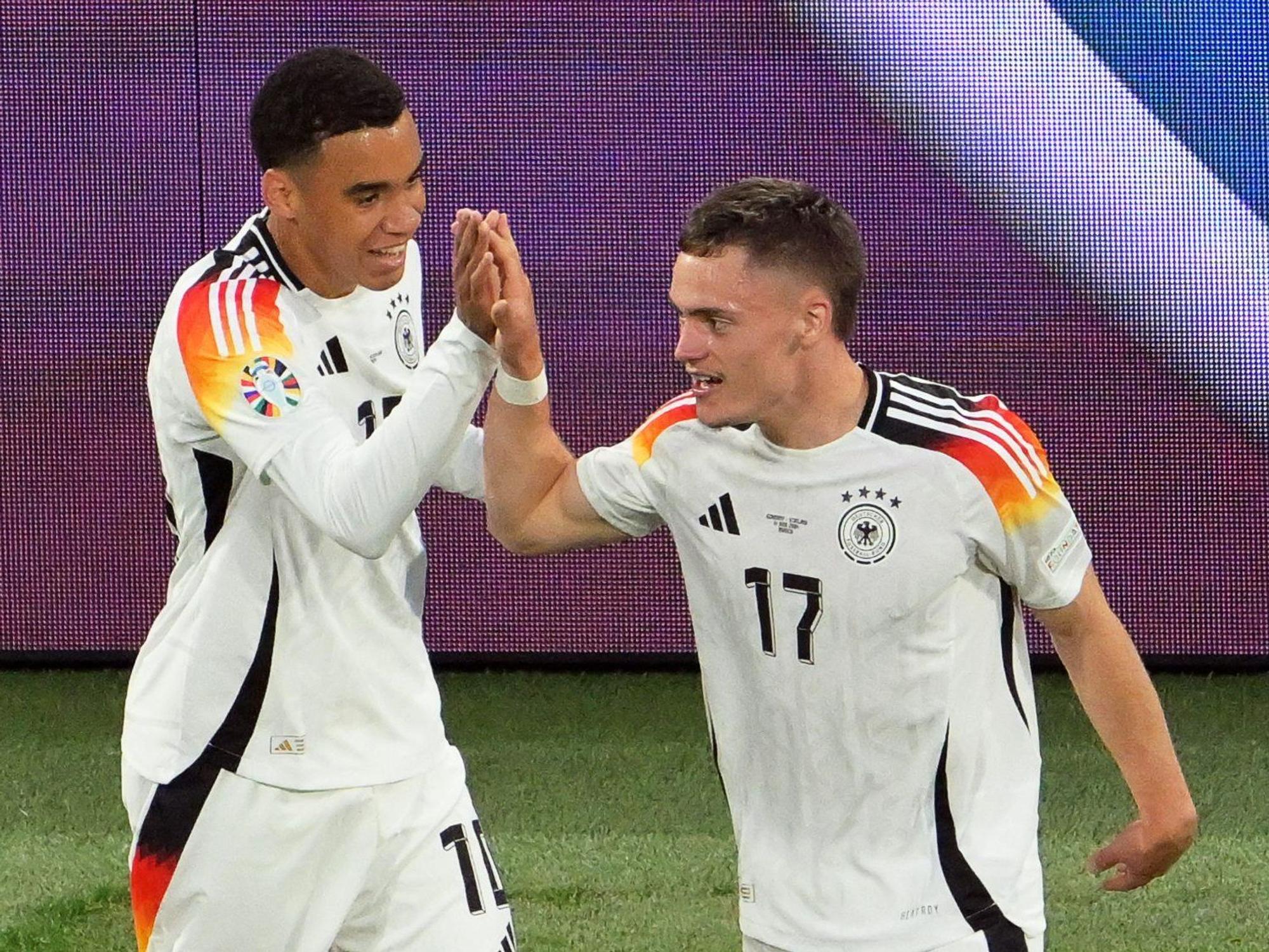 Deutschlands Florian Wirtz (r) jubelt mit Teamkollege Jamal Musiala über seinen Treffer zum 1:0.