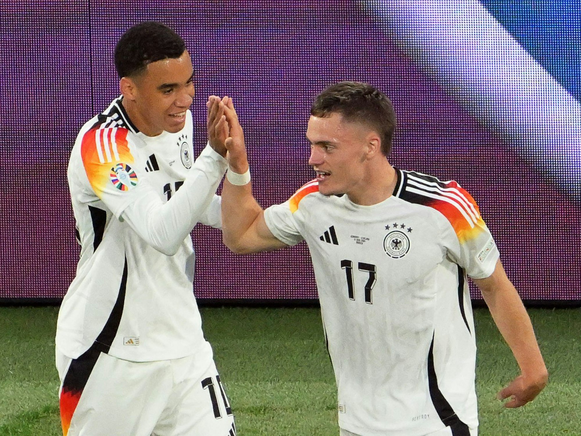 Deutschlands Florian Wirtz (r) jubelt mit Teamkollege Jamal Musiala über seinen Treffer zum 1:0.