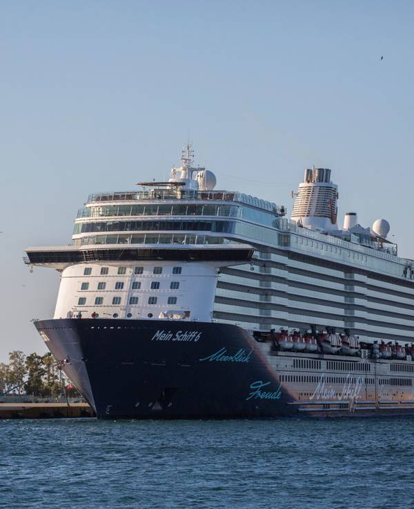 Das Kreuzfahrtschiff «Mein Schiff 6» in der griechischen Hafenstadt Piräus.