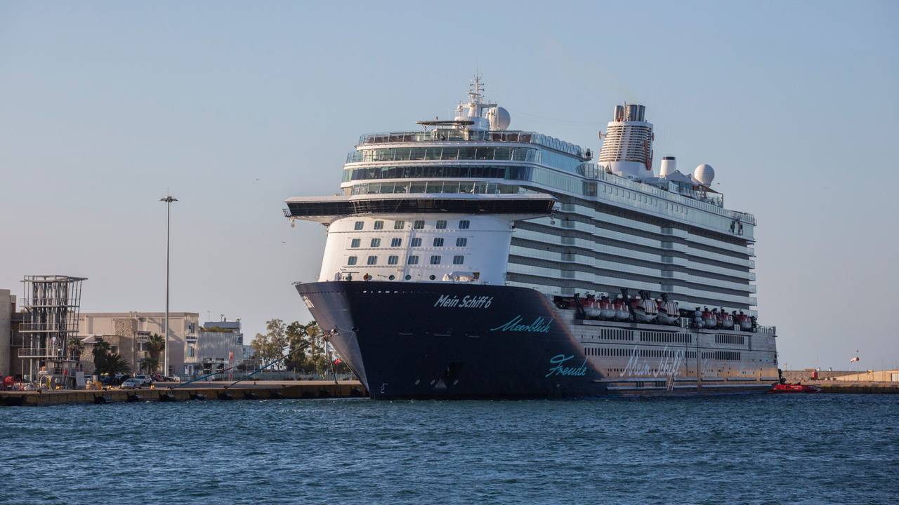 Das Kreuzfahrtschiff «Mein Schiff 6» in der griechischen Hafenstadt Piräus.