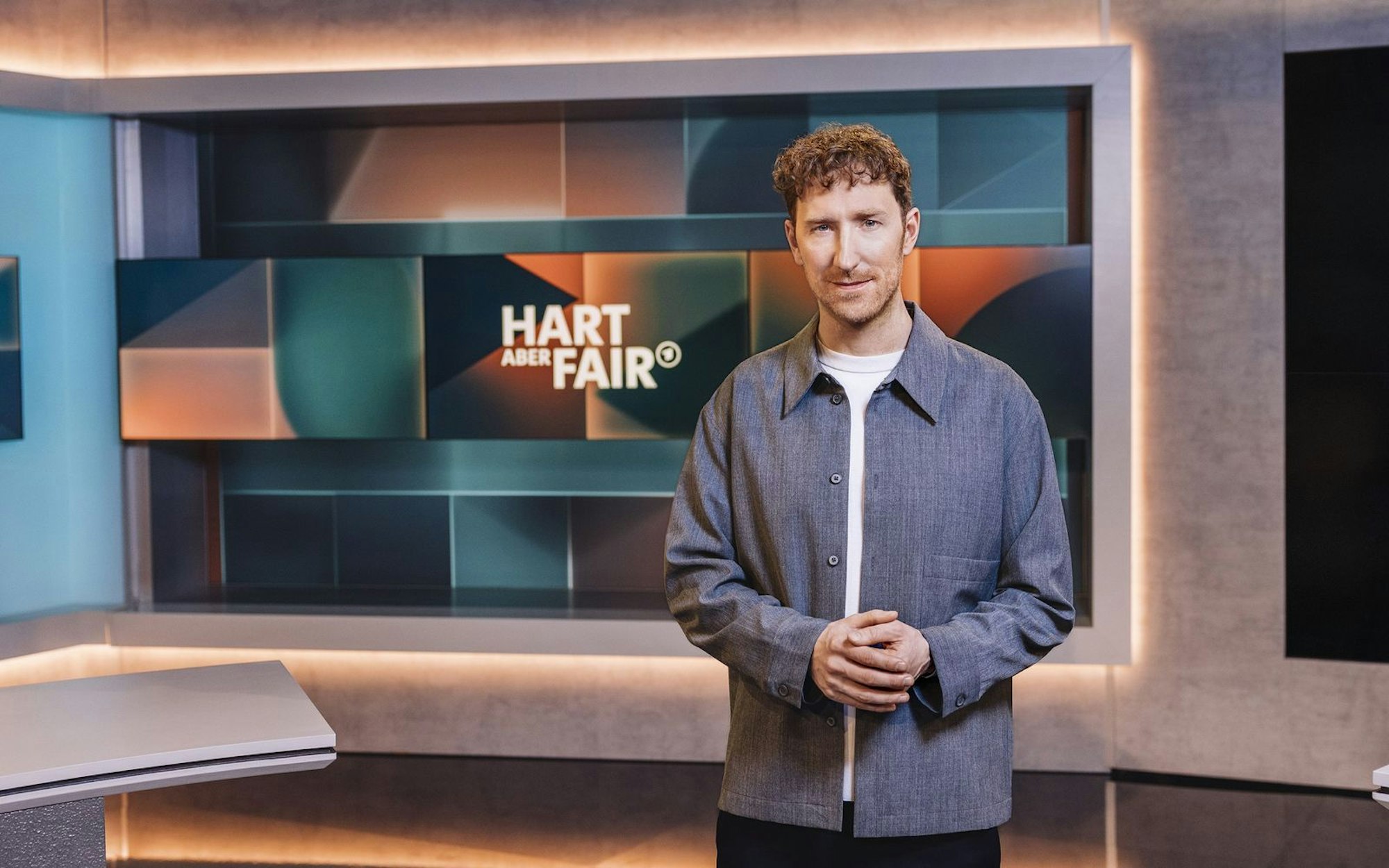 Louis Klamroth präsentiert „Hart aber fair“ 2024 in neuem Look und neuem Konzept. (Bild:  WDR/Julia Sellmann)