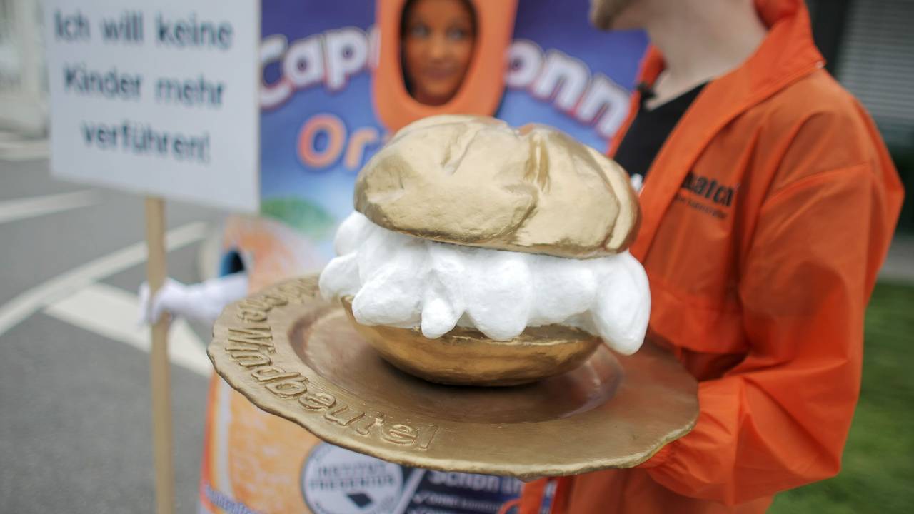 Aktivisten der Verbraucherschutzorganisation "foodwatch" demonstrieren am 16.05.2013 vor dem Werk der Rudolf Wild GmbH in Eppelheim (Baden-Württemberg).
