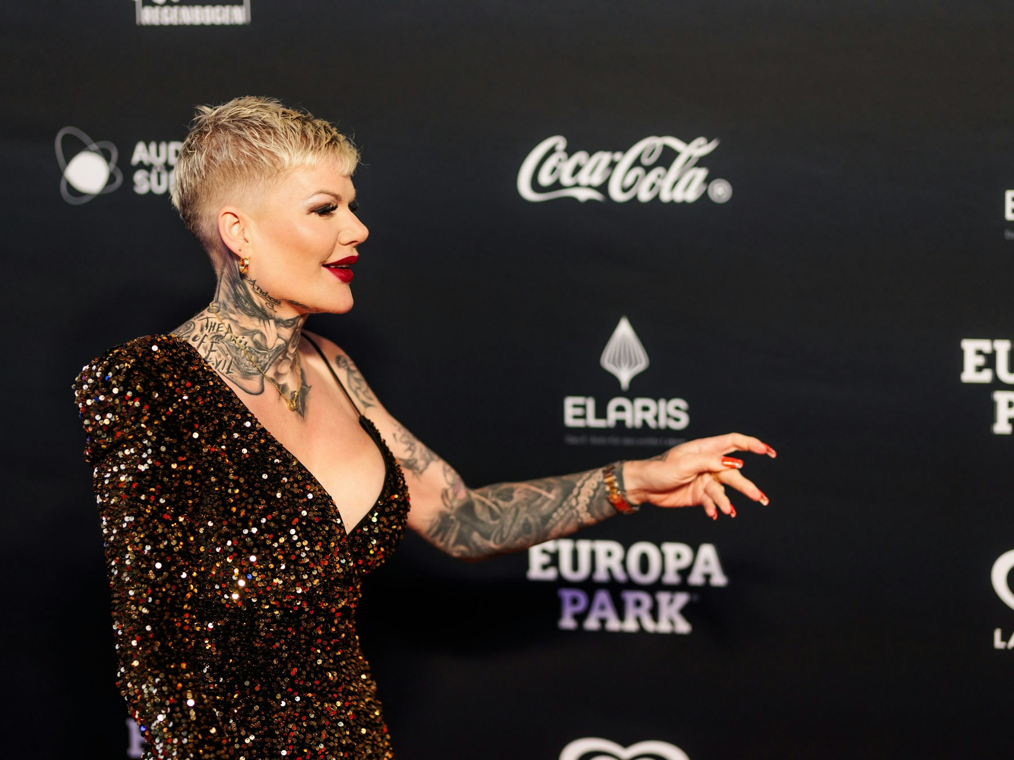 Die Schlagersängerin Melanie Müller (35) muss sich vor dem Amtsgericht Leipzig verantworten, weil sie öffentlich den Hitlergruß gezeigt haben soll.