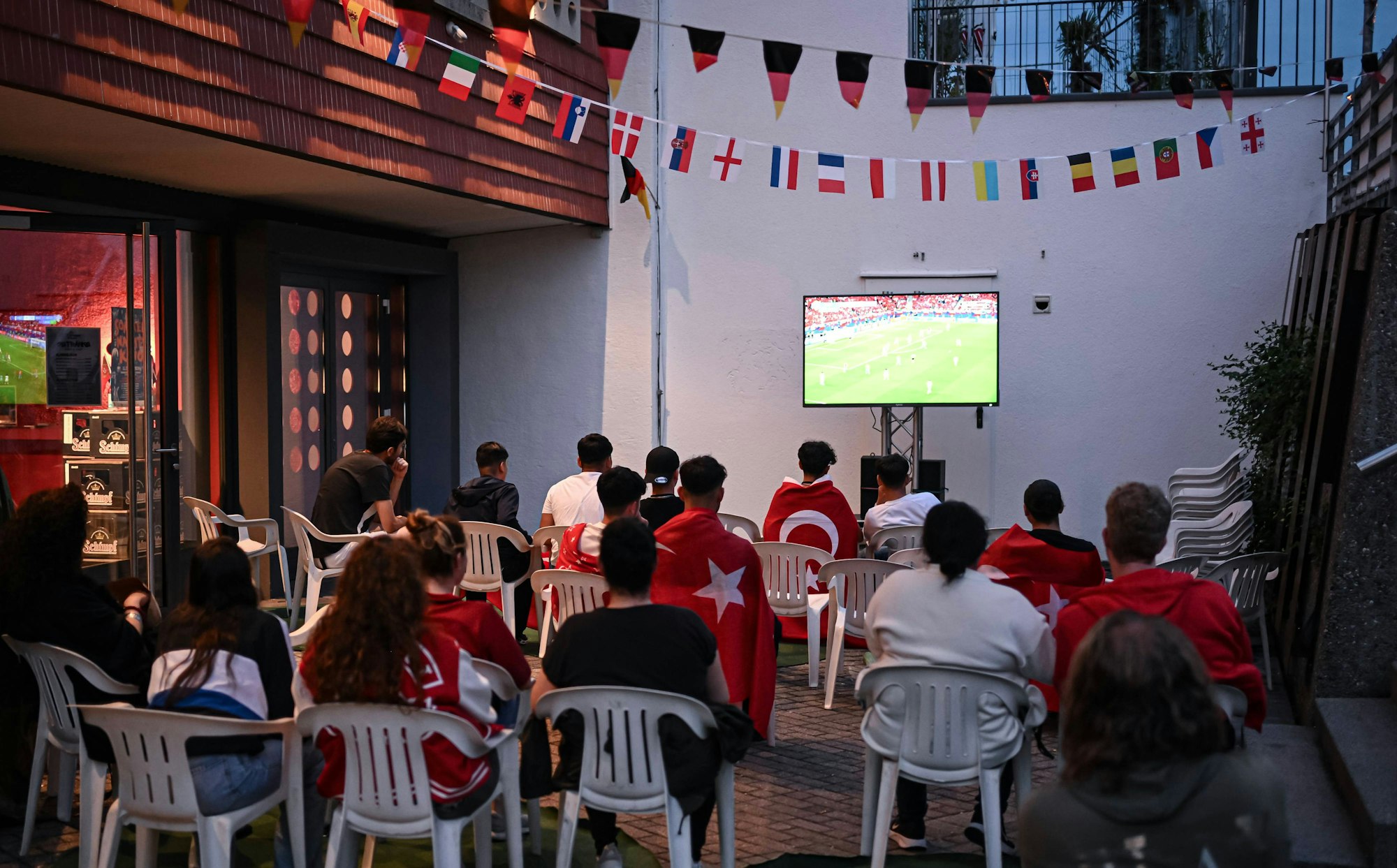 Türkische Fans schauen gemeinsam ein EM-Spiel.