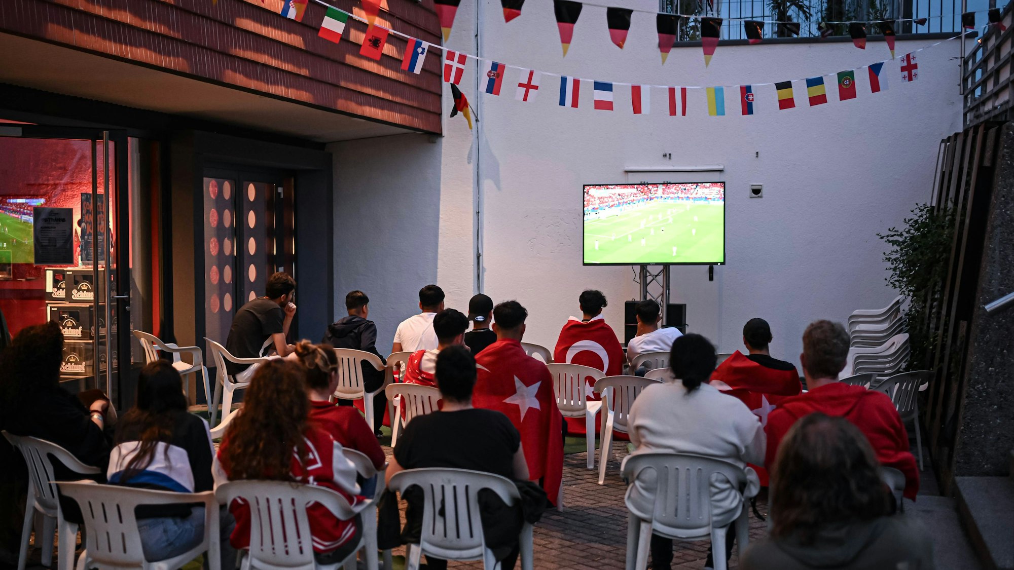 Türkische Fans schauen gemeinsam ein EM-Spiel.