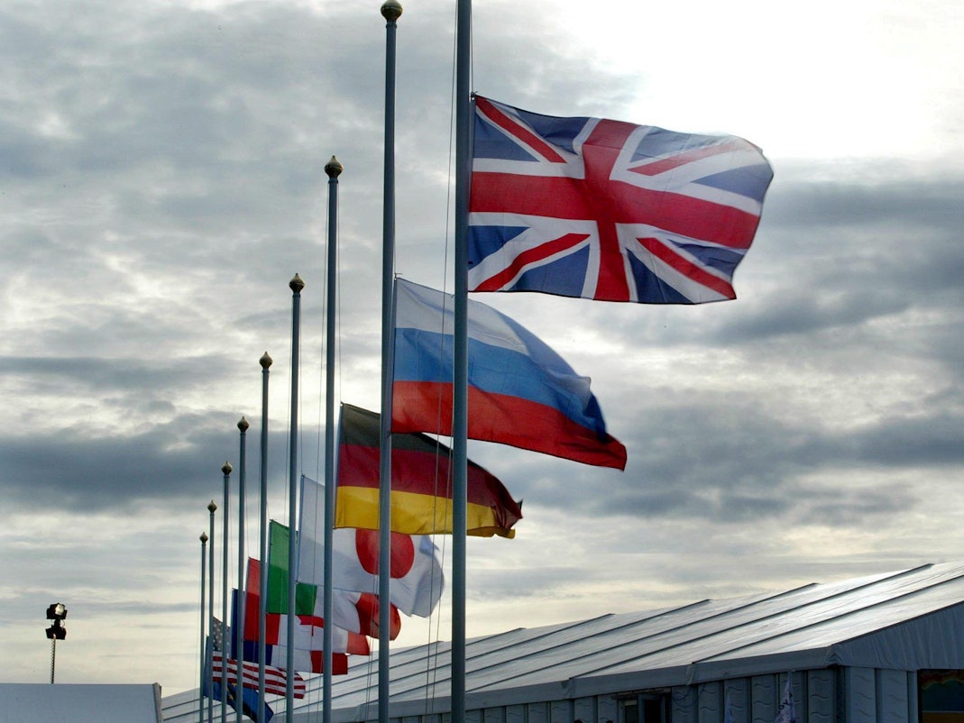 Die Flaggen der G8-Staaten wehen in Gleneagles, Großbritannien, beim G8-Gipfel 2005.