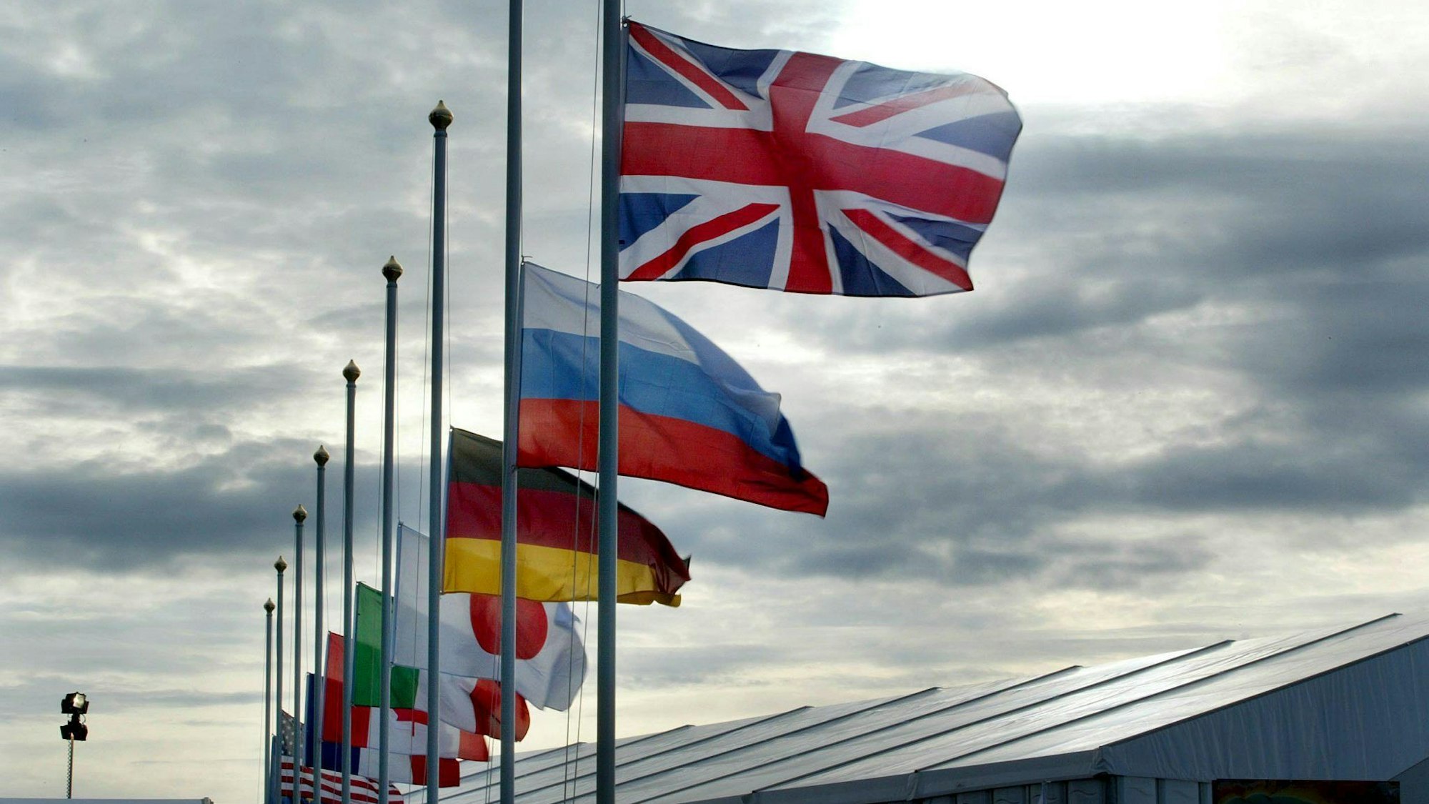 Die Flaggen der G8-Staaten wehen in Gleneagles, Großbritannien, beim G8-Gipfel 2005.