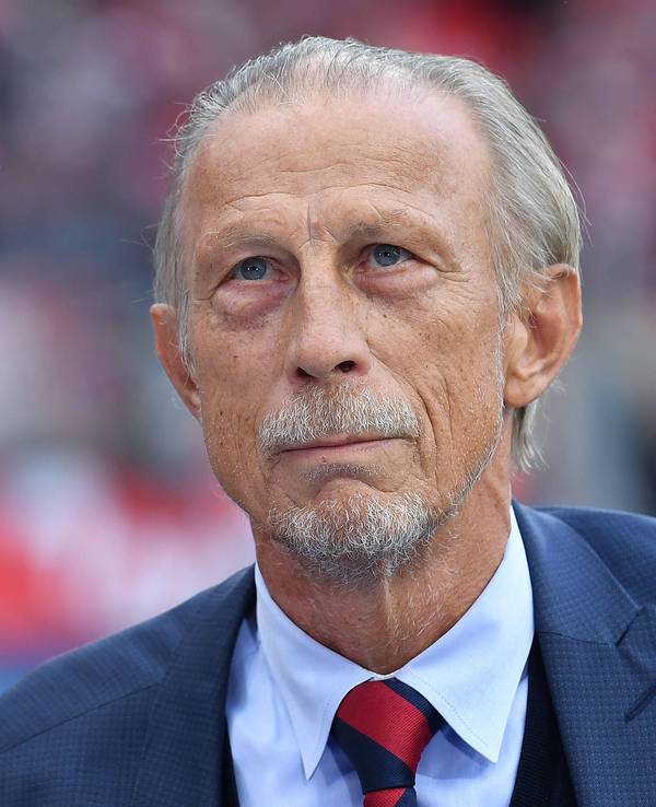 Christoph Daum steht am Spielfeldrand.