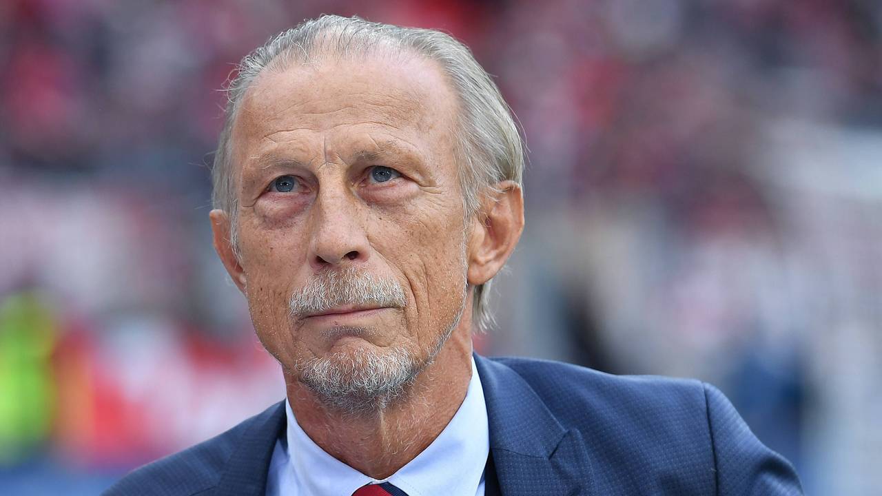 Christoph Daum steht am Spielfeldrand.