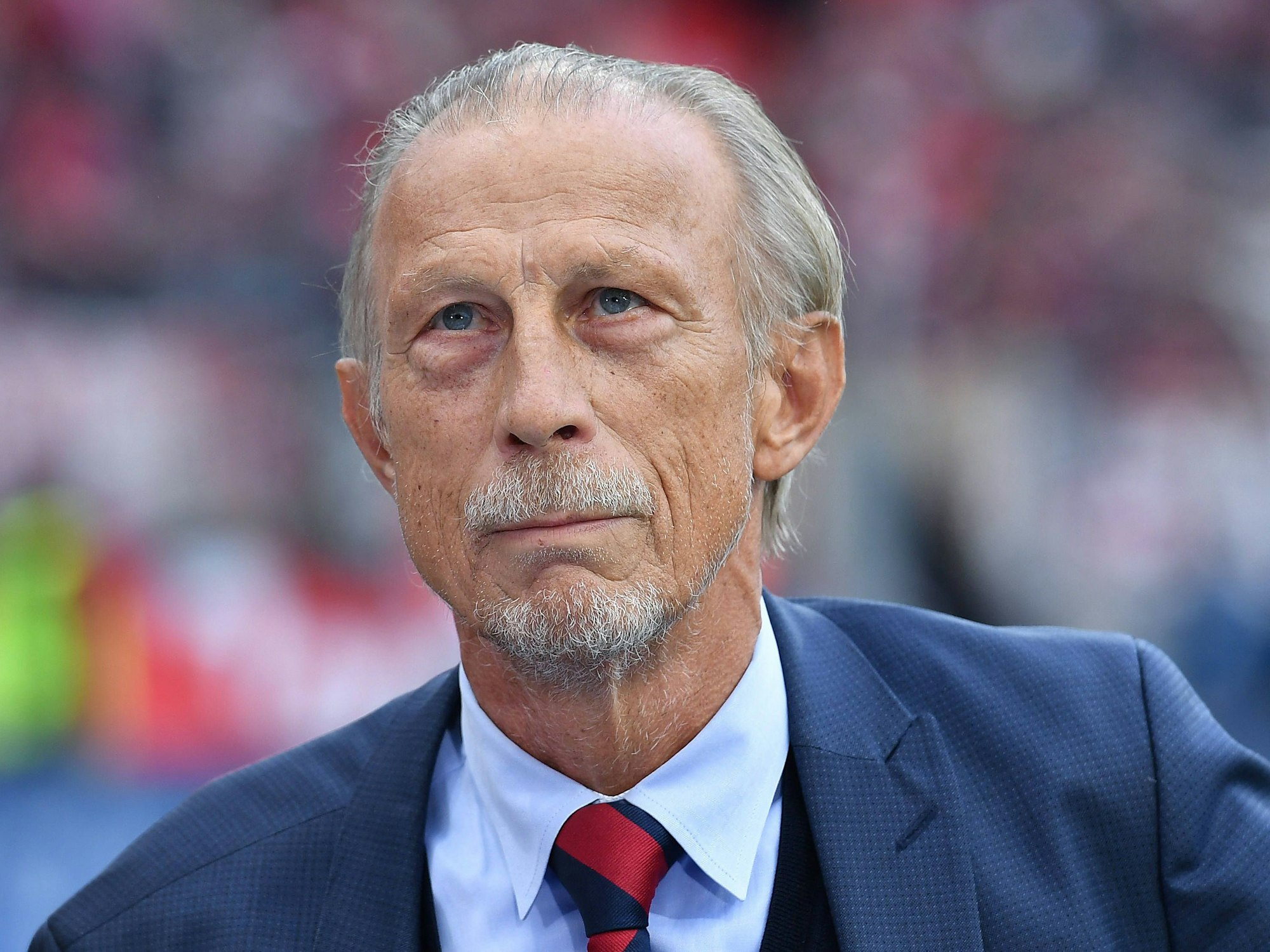 Christoph Daum steht am Spielfeldrand.