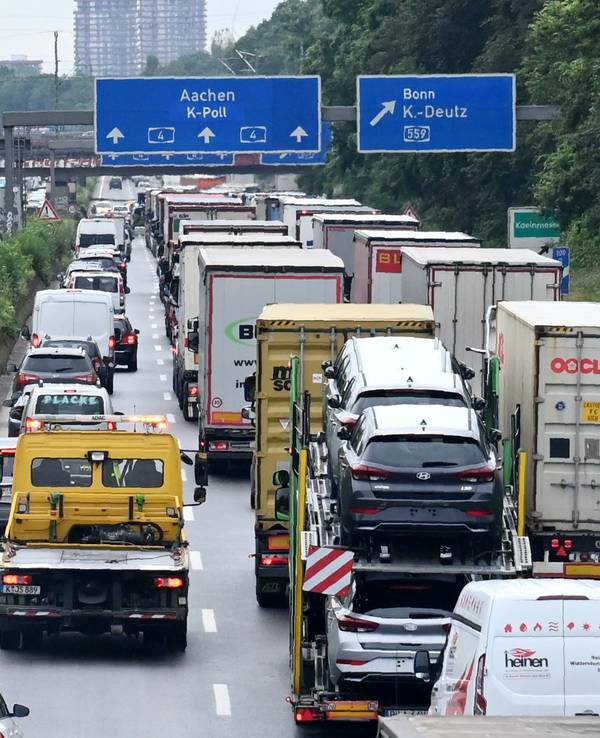 Autos und Lastwagen stehen auf der Autobahn im Stau.
