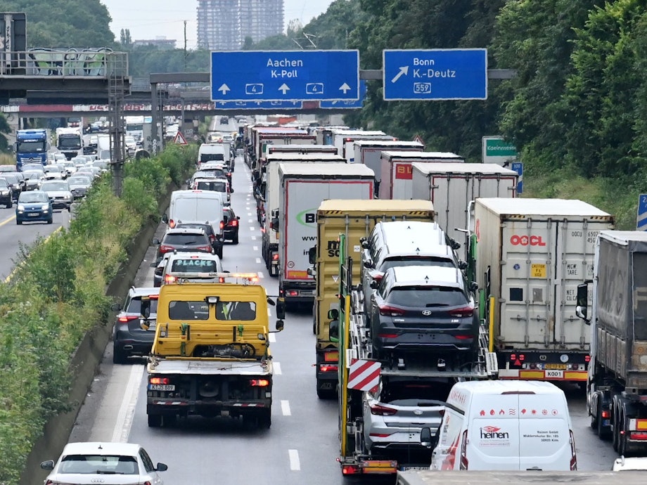 Autos und Lastwagen stehen auf der Autobahn im Stau.