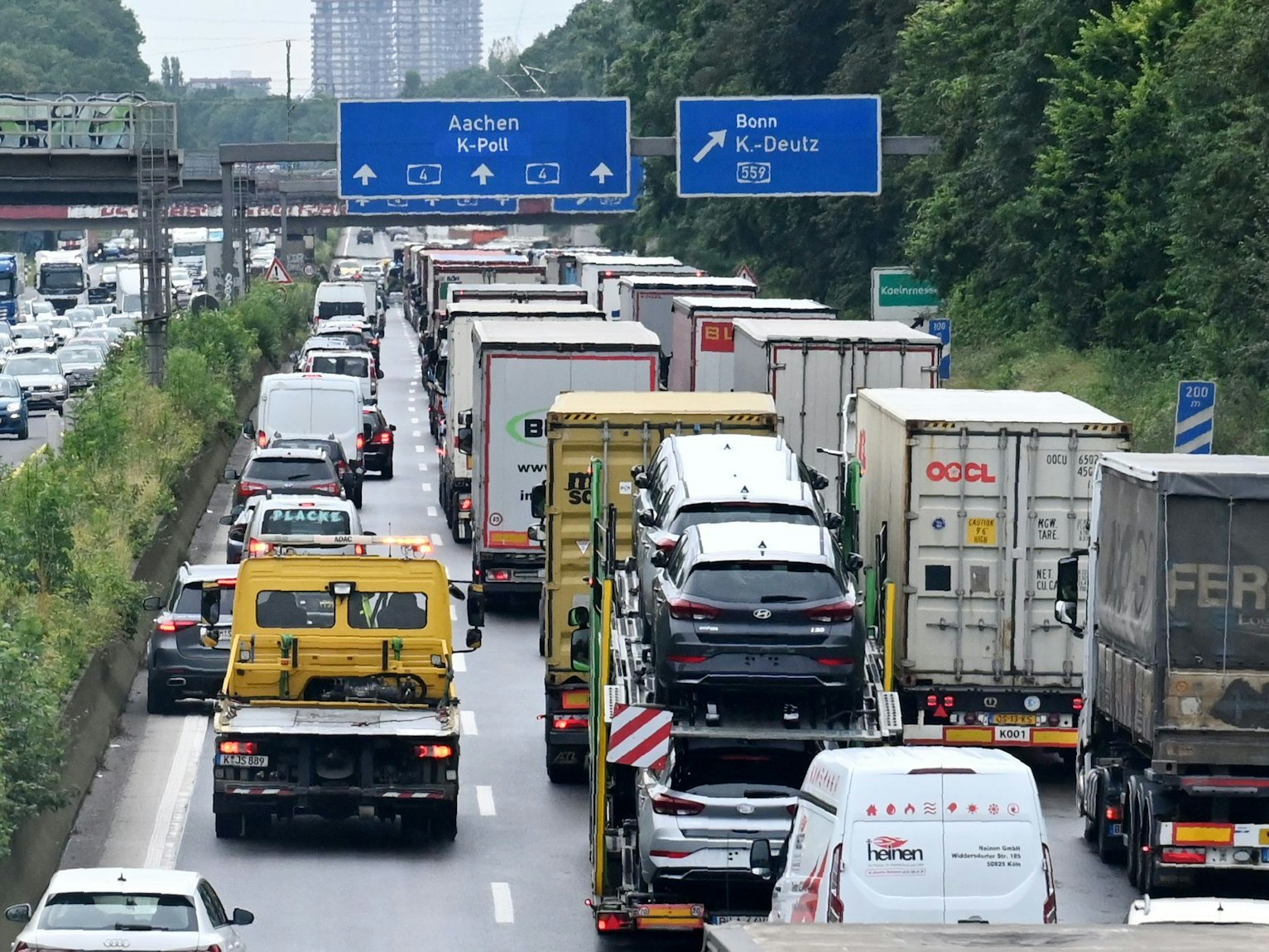Nach einem Unfall in Höhe Kreuz Gremberg gibt es einen Stau ohne Rettungsgasse auf der A4.
