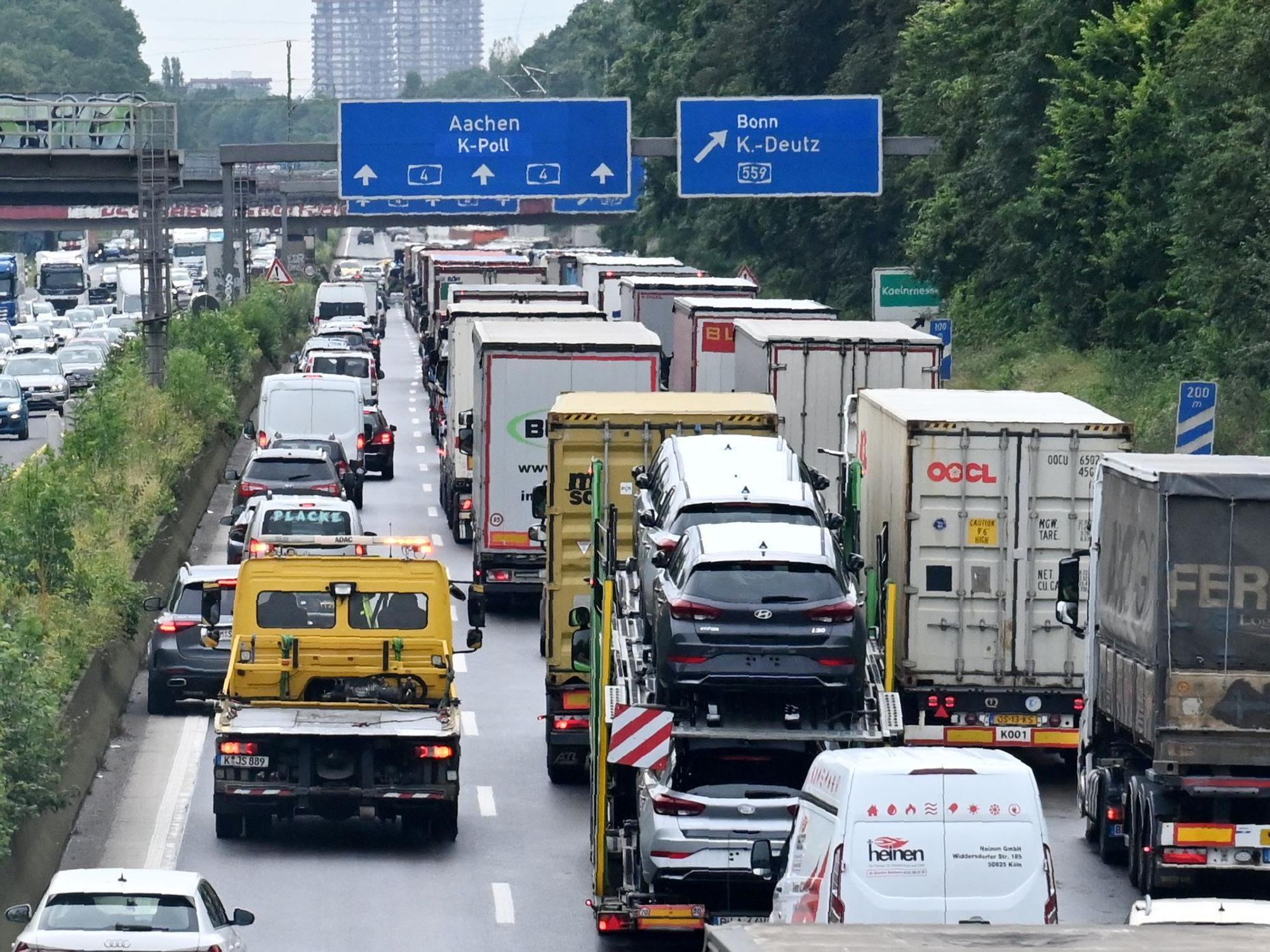 Nach einem Unfall in Höhe Kreuz Gremberg gibt es einen Stau ohne Rettungsgasse auf der A4.