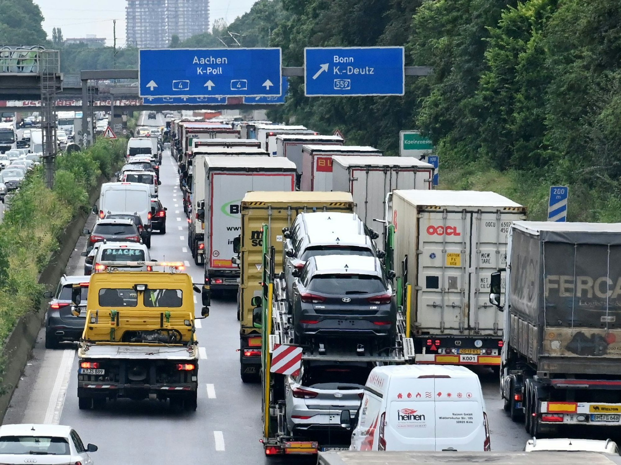 Autos stehen im Stau auf der A4 in Köln.