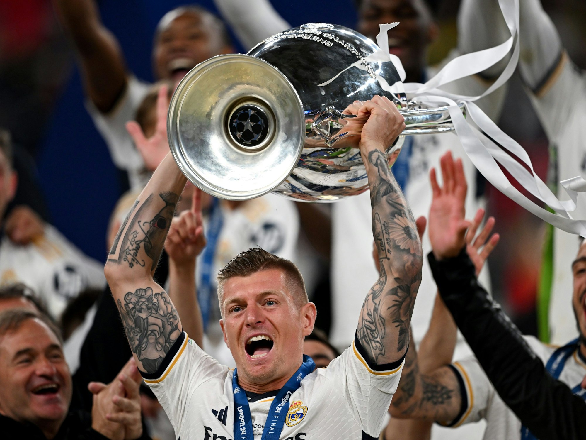 Madrids Toni Kroos jubelt mit dem Champions-League-Pokal.