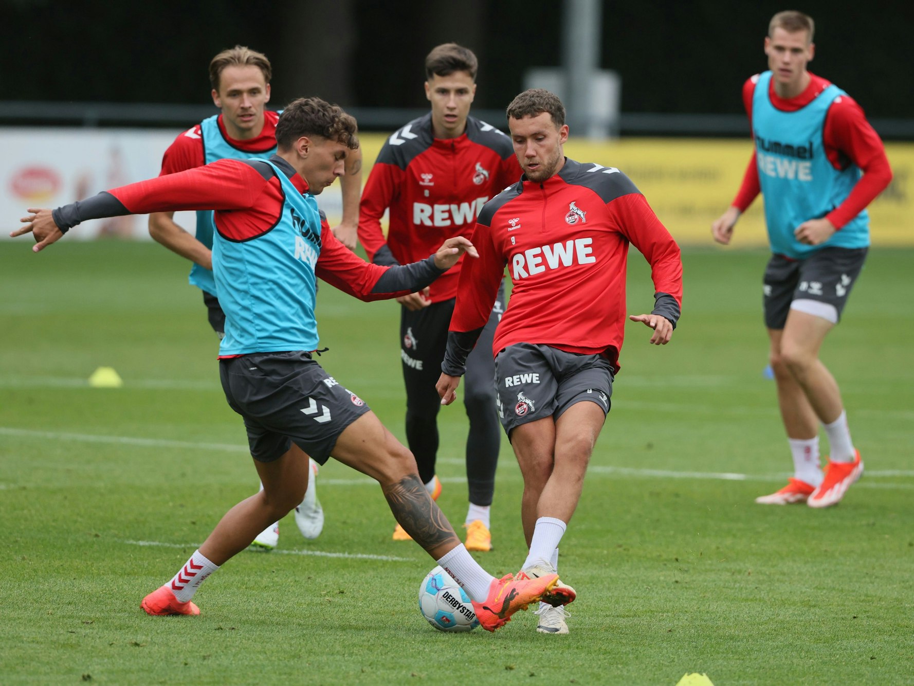 Julian Pauli und Luca Waldschmidt im Zweikampf.