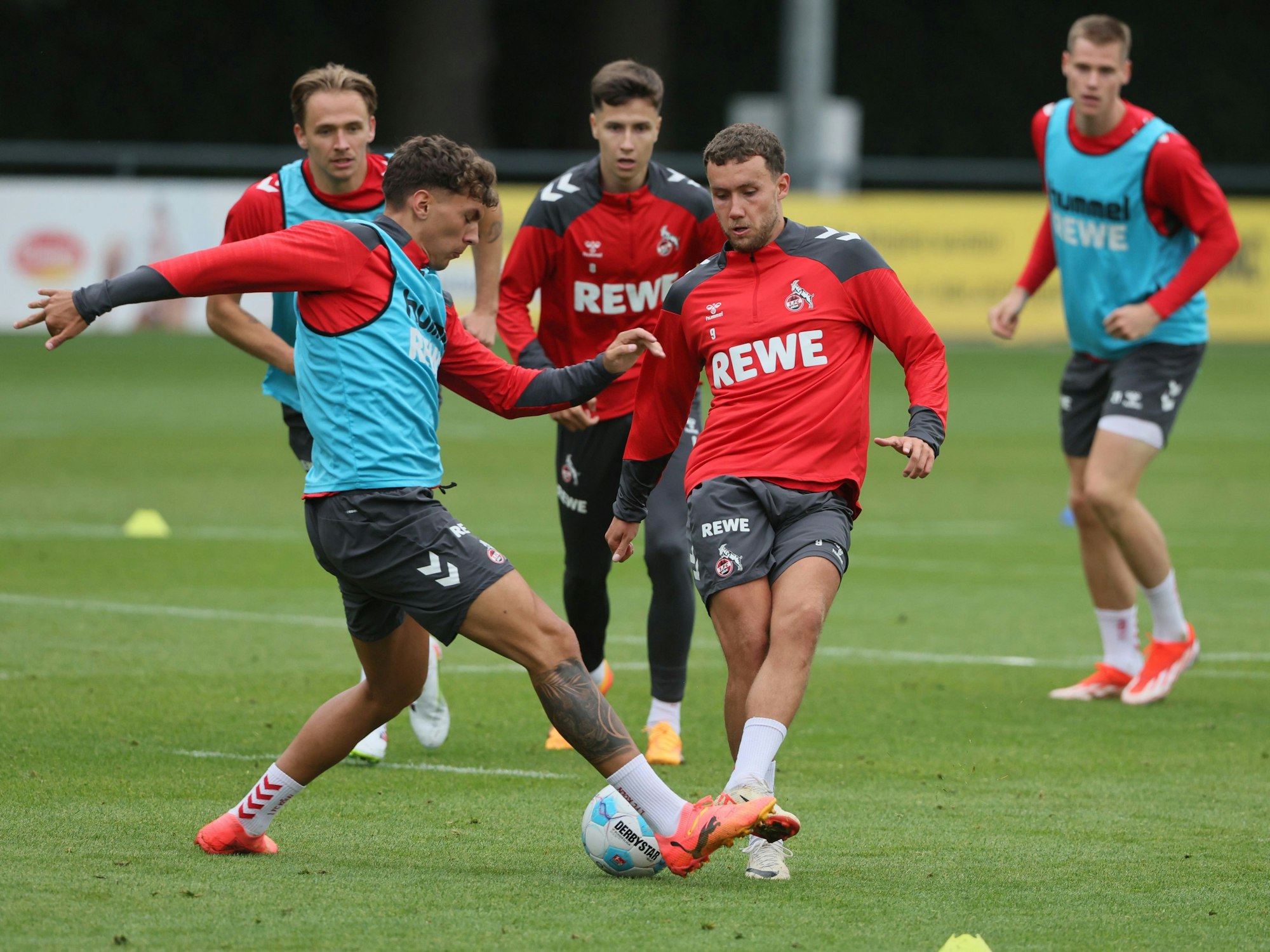 Julian Pauli und Luca Waldschmidt im Zweikampf.