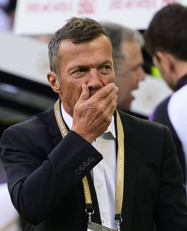 Lothar Matthäus hält sich die Hand vor den Mund.