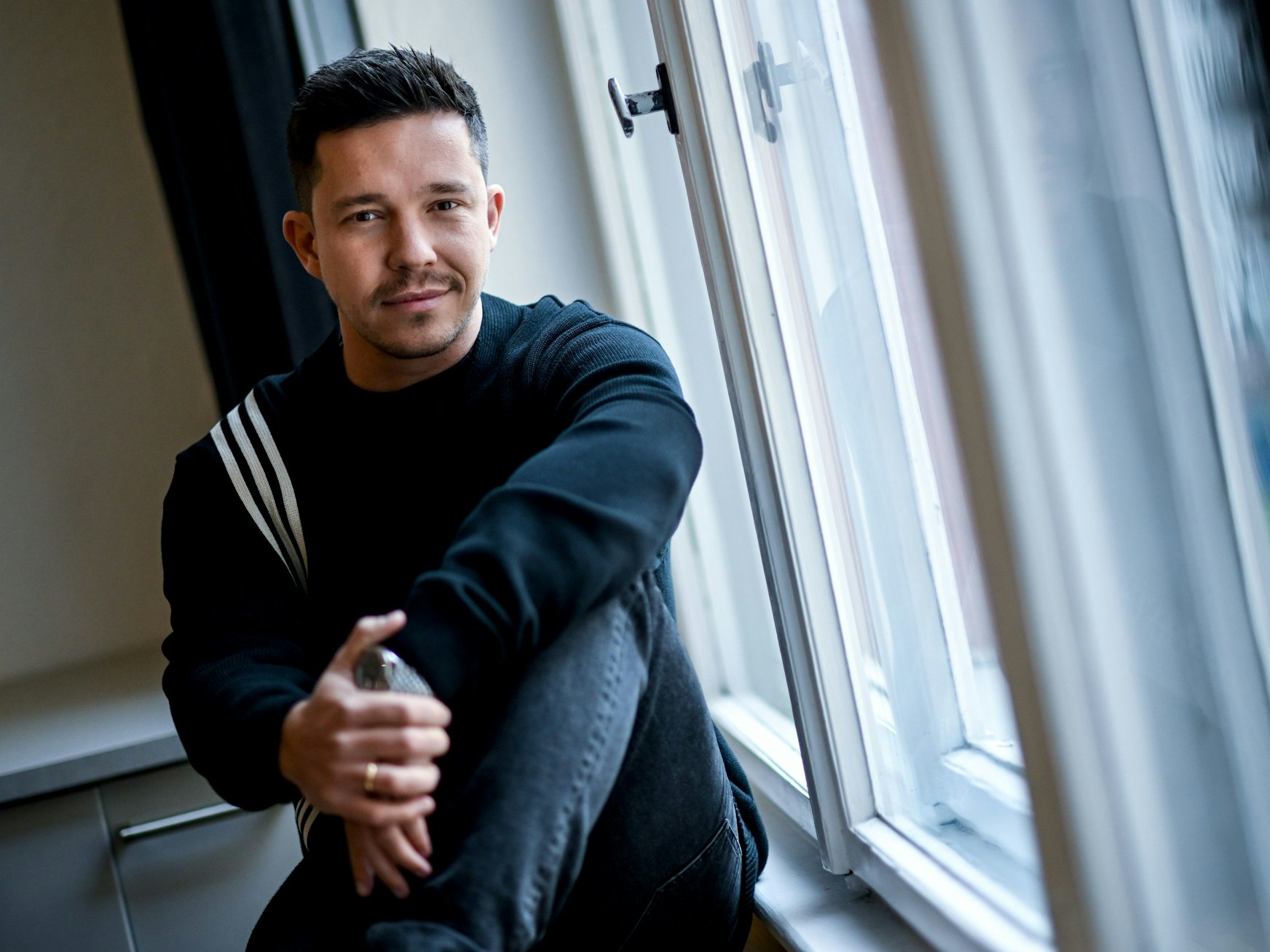 Der Musiker Nico Santos in den Flow Studios Berlin am Rande eines Interview-Termins.