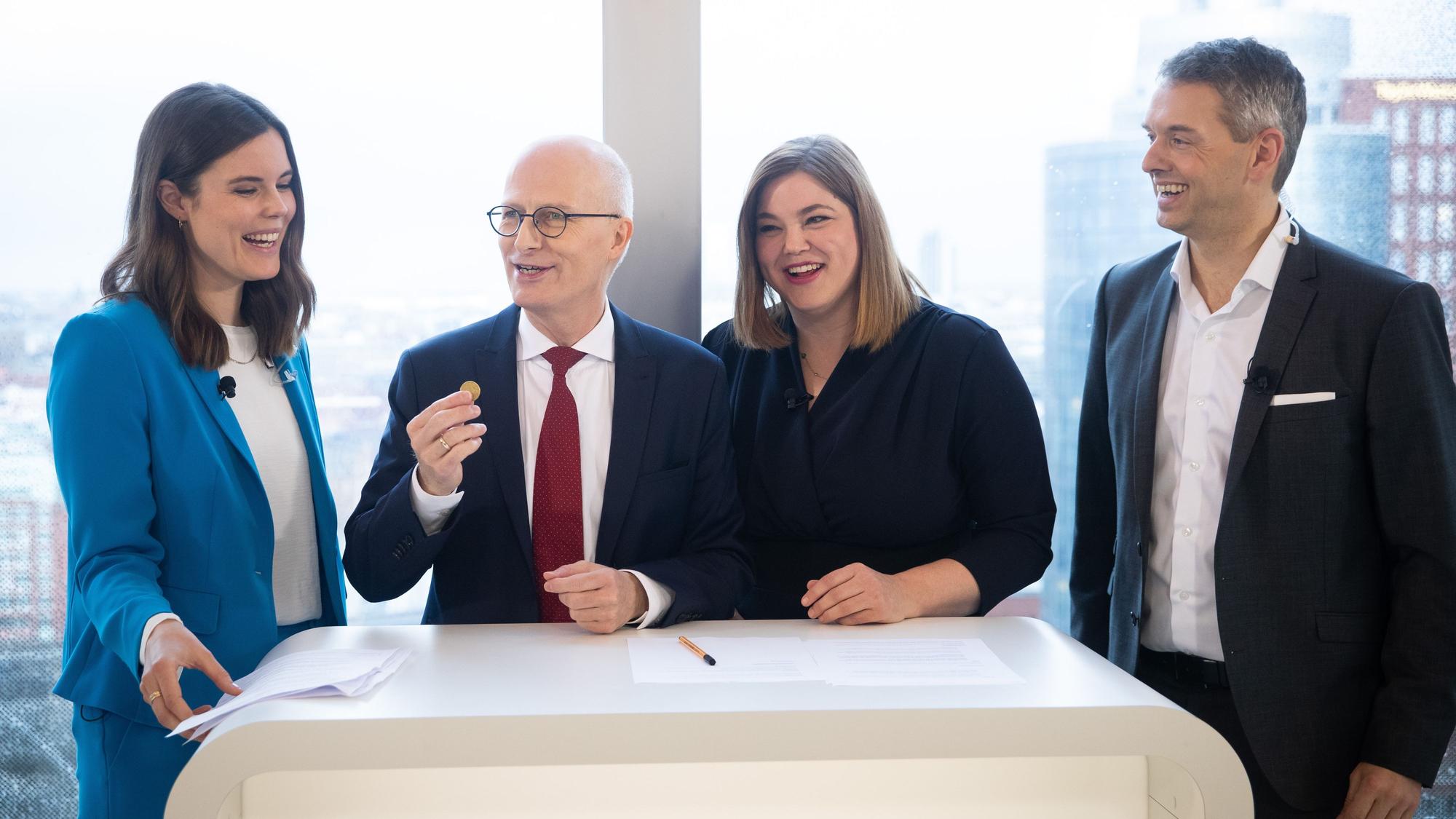 Das neue Gesicht bei RTL-„Explosiv“: Linda Mürtz (ganz links), hier 2020 als RTL-Nord-Reporterin zusammen mit Peter Tschentscher (SPD, .v.l), Erster Bürgermeister in Hamburg, Zweite Bürgermeisterin Katharina Fegebank (Grüne) und Redaktionsleiter Henrik Horndahl.