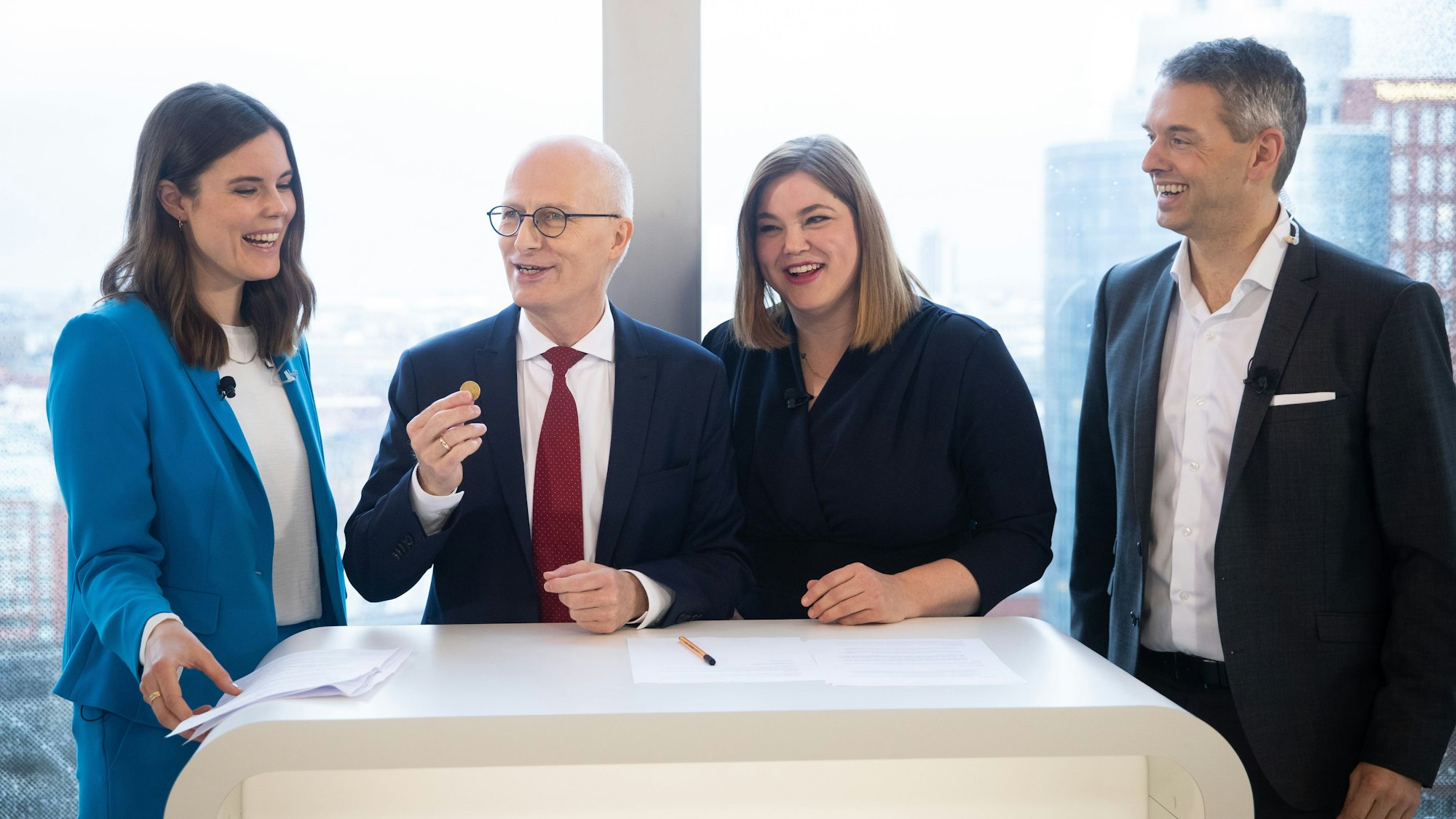 Das neue Gesicht bei RTL-„Explosiv“: Linda Mürtz (ganz links), hier 2020 als RTL-Nord-Reporterin zusammen mit Peter Tschentscher (SPD, .v.l), Erster Bürgermeister in Hamburg, Zweite Bürgermeisterin Katharina Fegebank (Grüne) und Redaktionsleiter Henrik Horndahl.