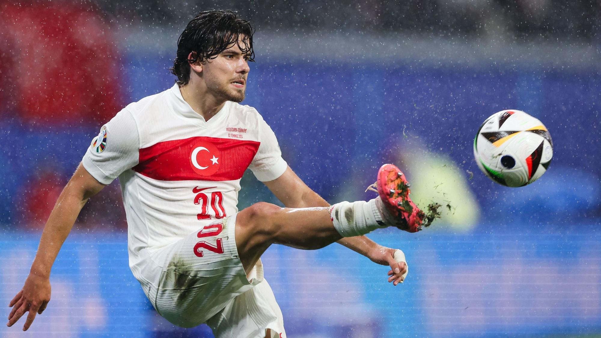 Ferdi Kadioglu spielt beim Achtelfinal-Sieg der Türkei gegen Österreich am 2. Juli 2024 den Ball.
