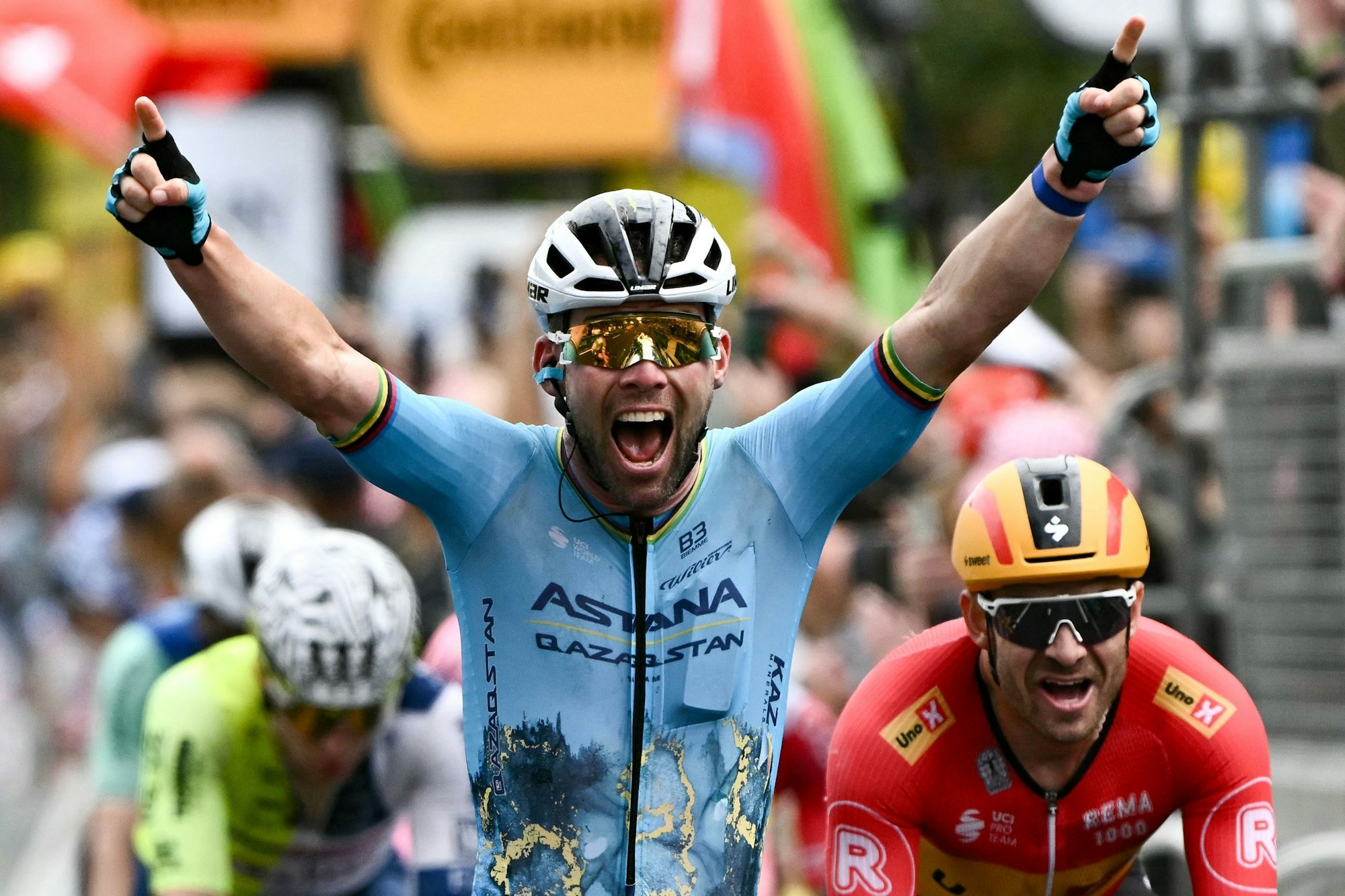 Mark Cavendish jubelt am Mittwoch (3. Juli 2024) über seinen Rekordsieg bei der Tour de France.