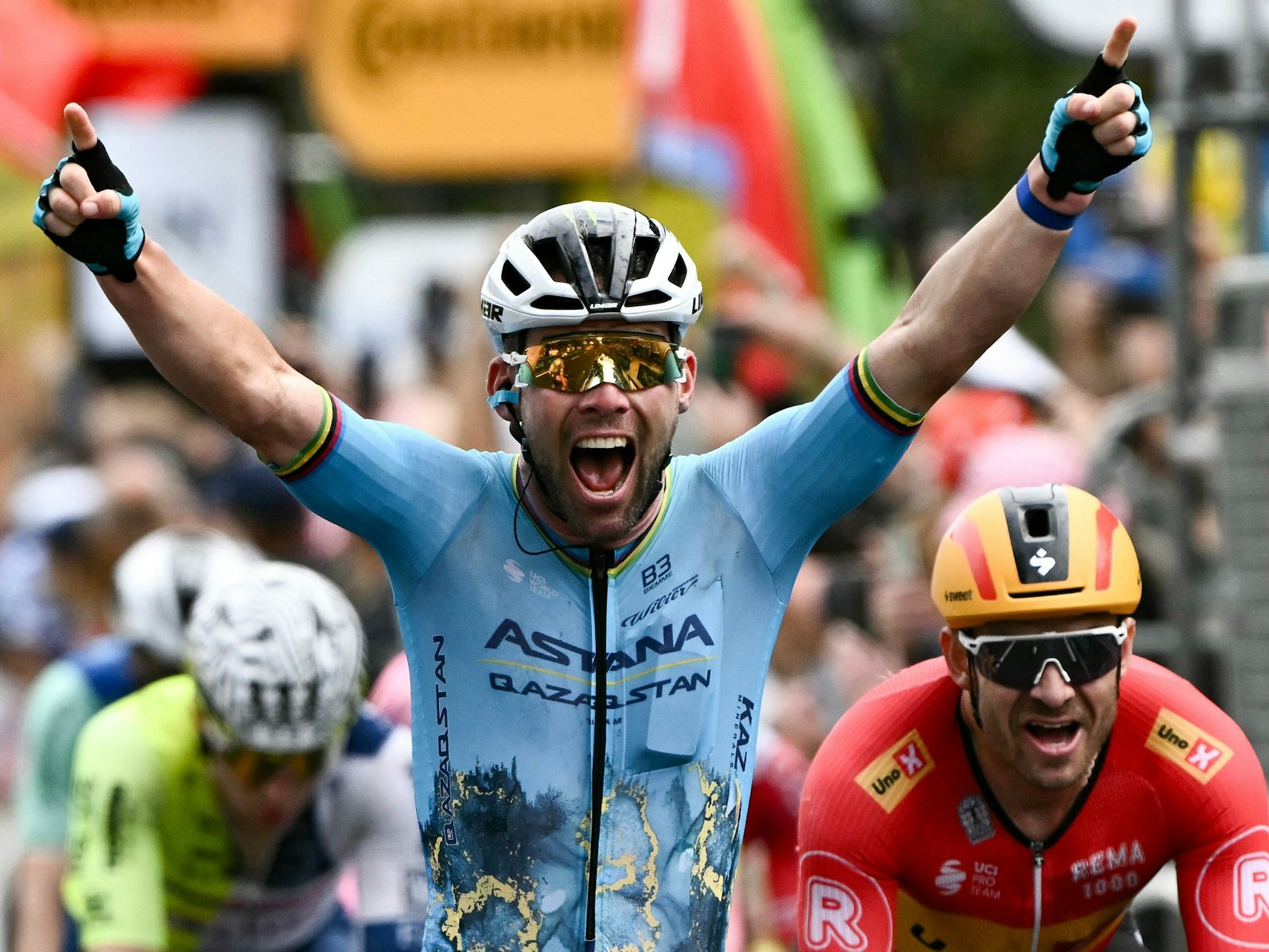 Mark Cavendish jubelt am Mittwoch (3. Juli 2024) über seinen Rekordsieg bei der Tour de France.