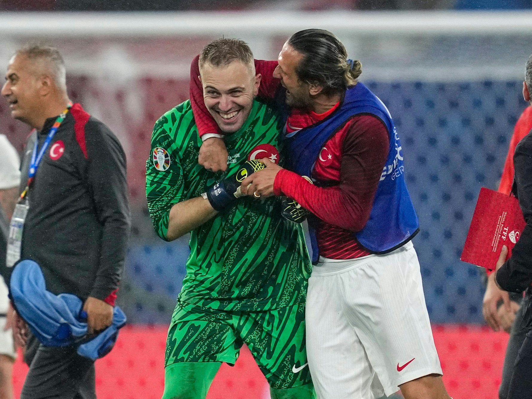 Torhüter Mert Günok wird gefeiert.