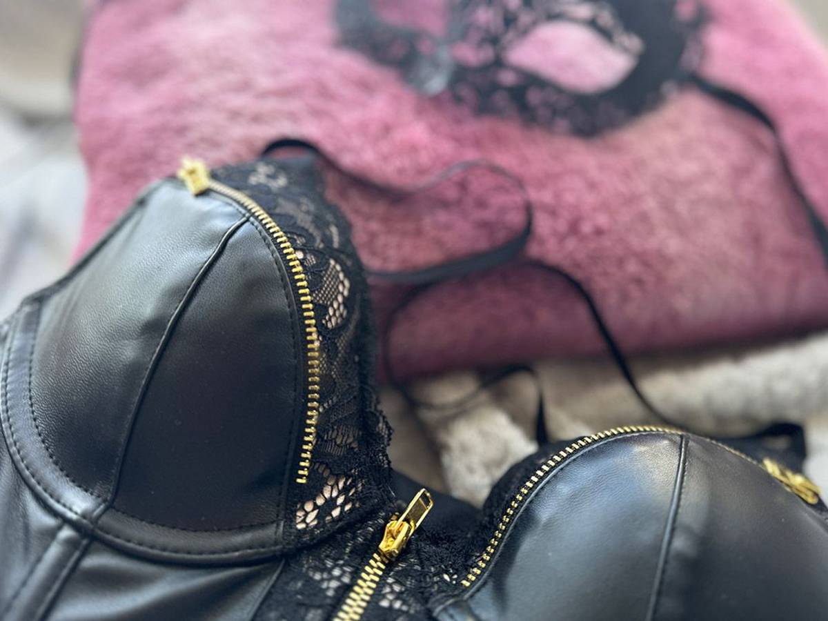 Leder Dessous auf Bett.