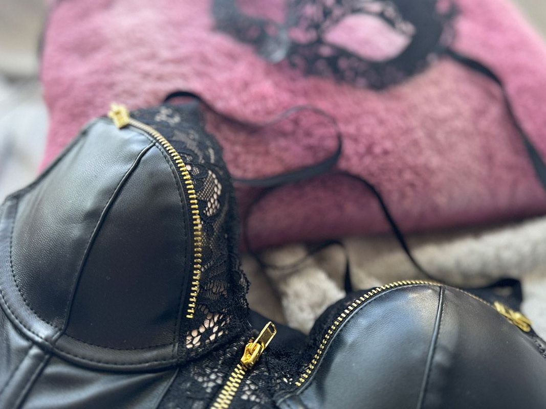 Leder Dessous auf Bett.