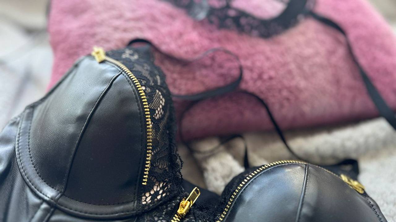 Leder Dessous auf Bett.