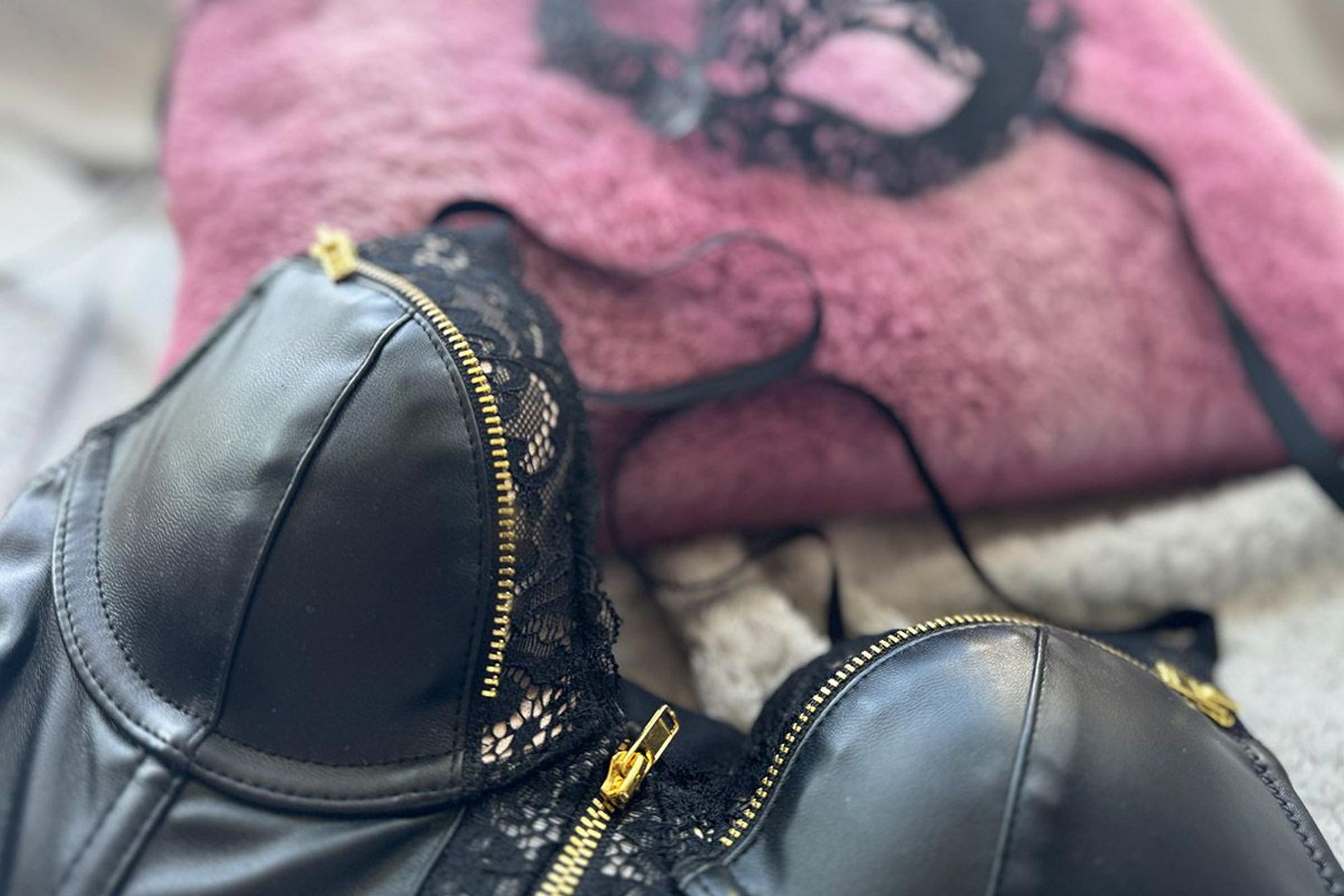 Leder Dessous auf Bett.