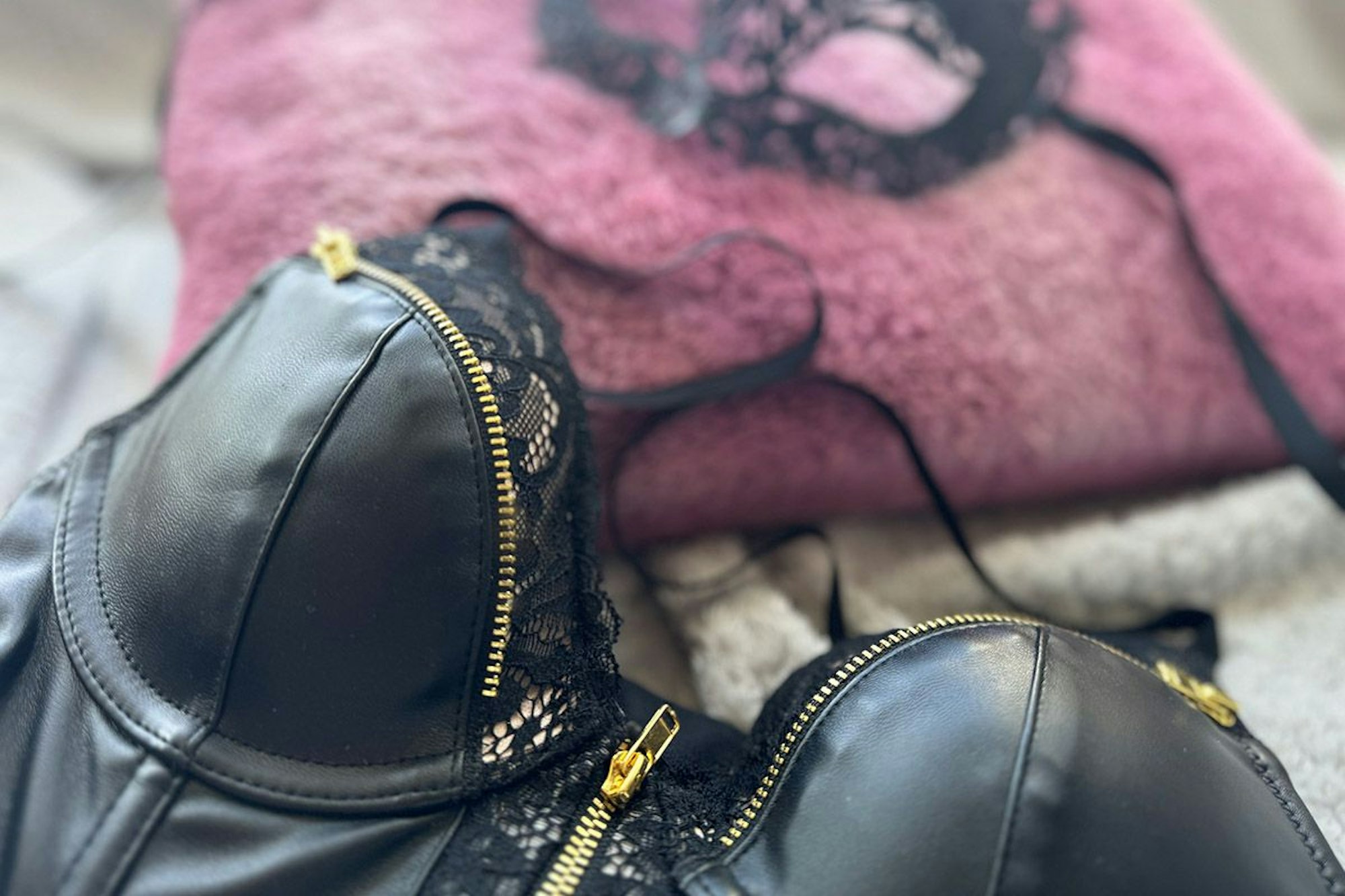 Leder Dessous auf Bett.