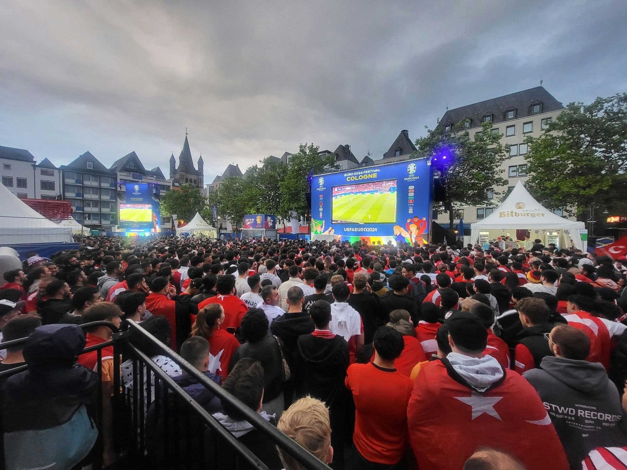 Türkische Fußball-Fans schauen beim Spiel gegen Österreich auf einer großen Leinwand beim Public Viewing.