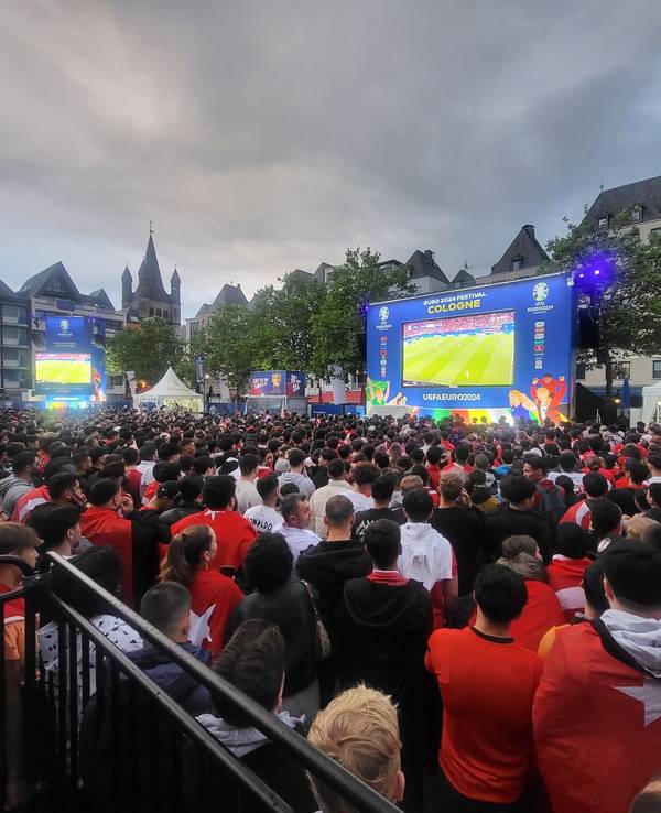 Türkische Fußball-Fans schauen beim Spiel gegen Österreich auf einer großen Leinwand beim Public Viewing.