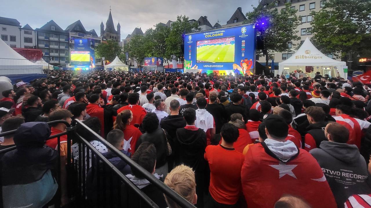 Türkische Fußball-Fans schauen beim Spiel gegen Österreich auf einer großen Leinwand beim Public Viewing.