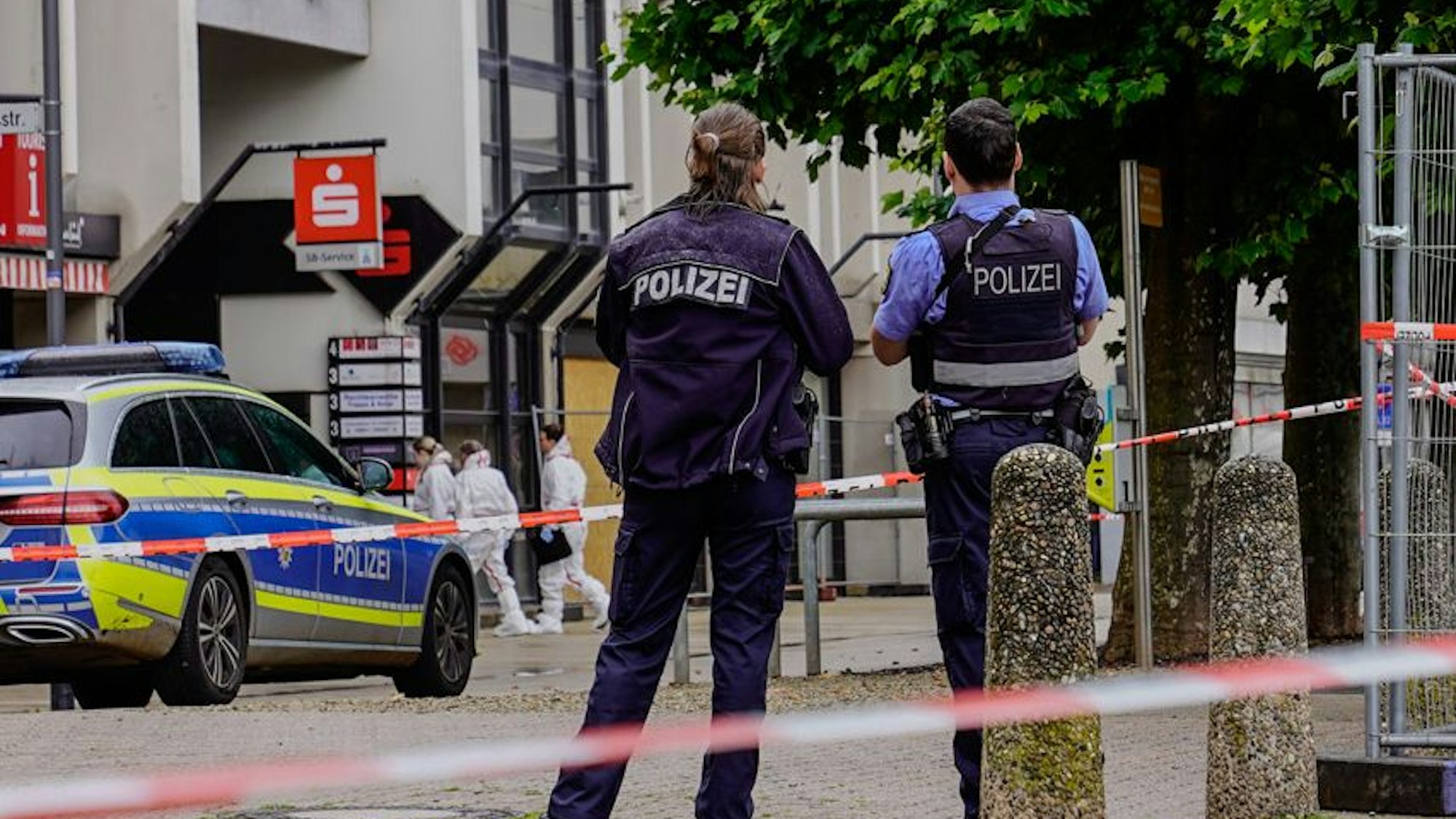 Polizeikräfte sind in der Innenstadt von Saarlouis im Einsatz.