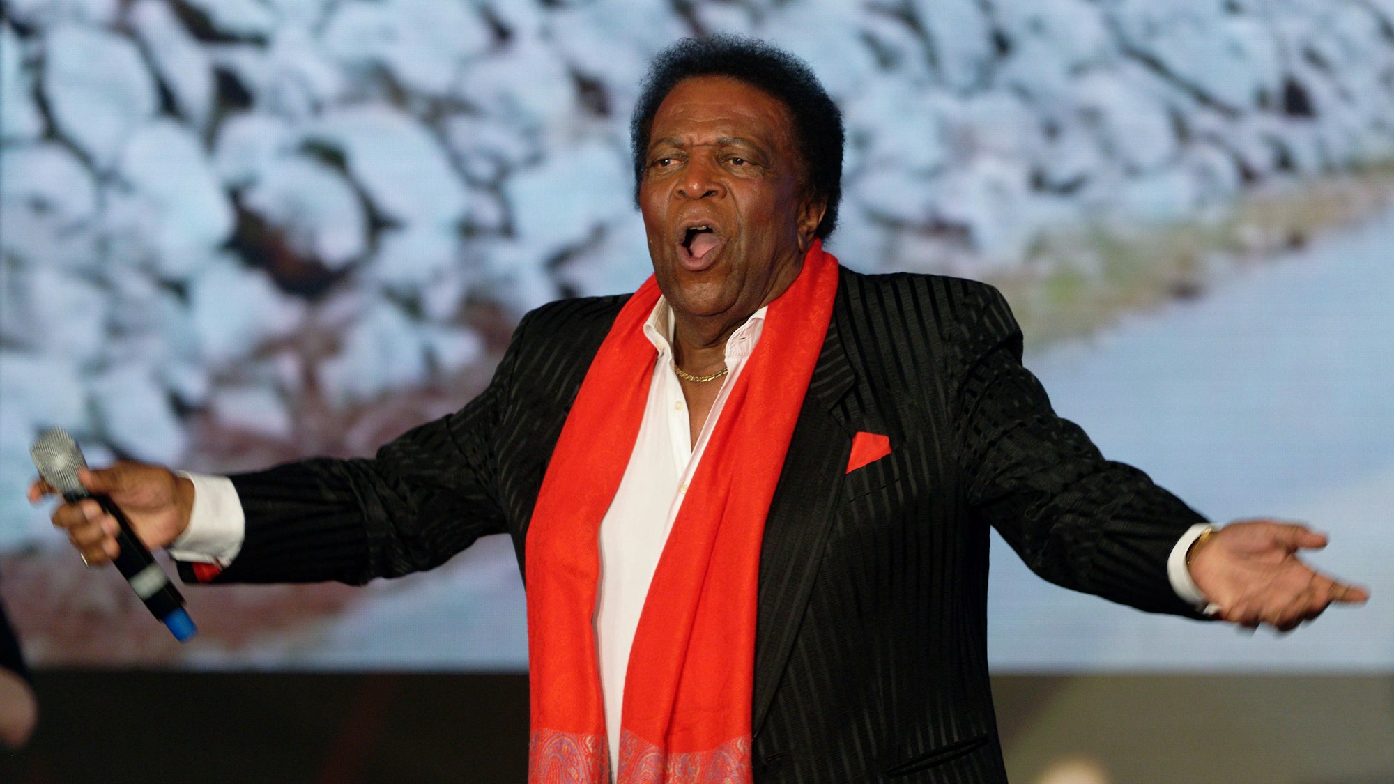 Der Sänger Roberto Blanco erhält bei der Verleihung der "Goldenen Sonne" 2023 des Reisesenders sonnenklar.TV den Preis für sein "Musikalisches Lebenswerk National".