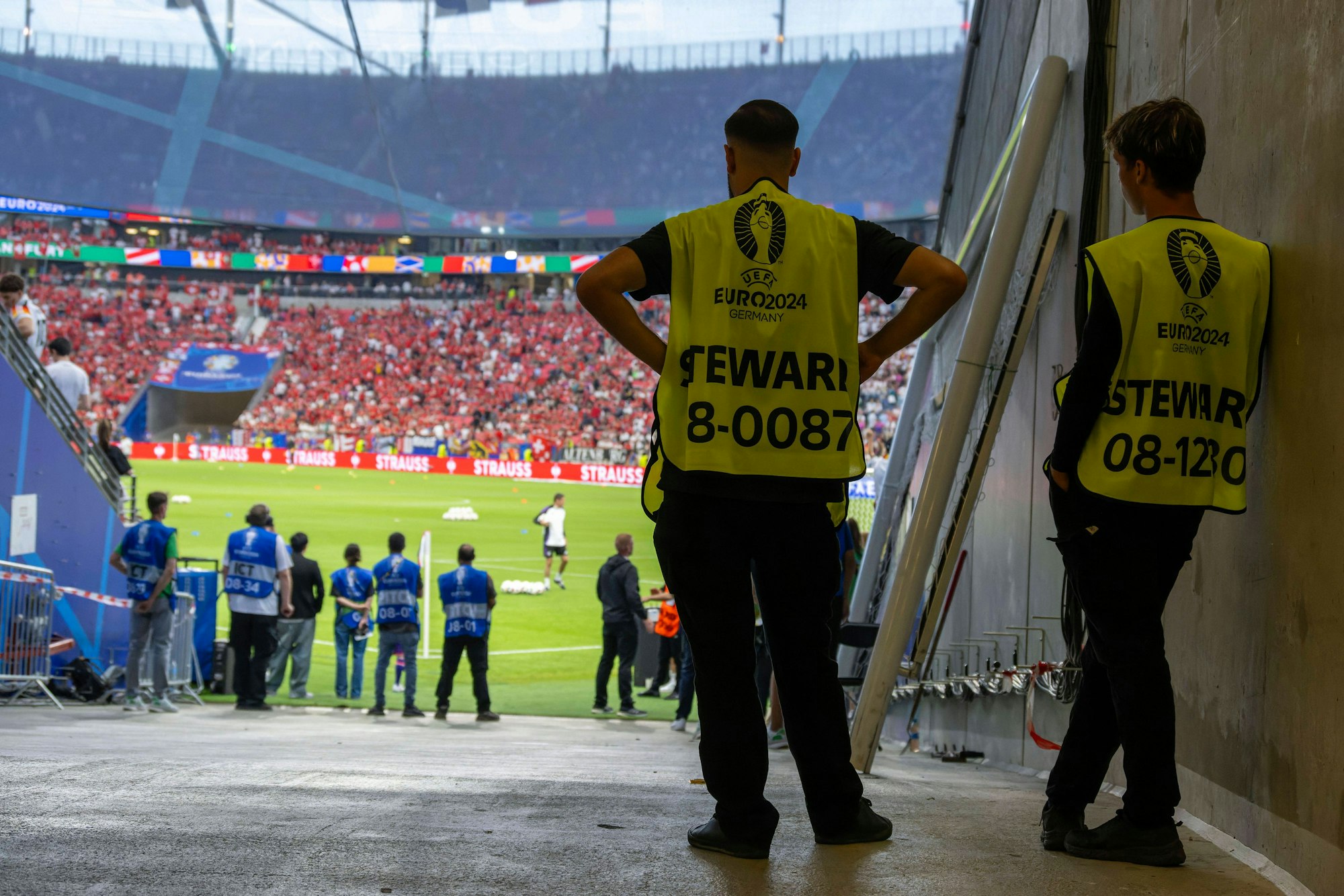 Zwei Stewards beobachten in Frankfurt beim Spiel Deutschland gegen die Schweiz den Platz.