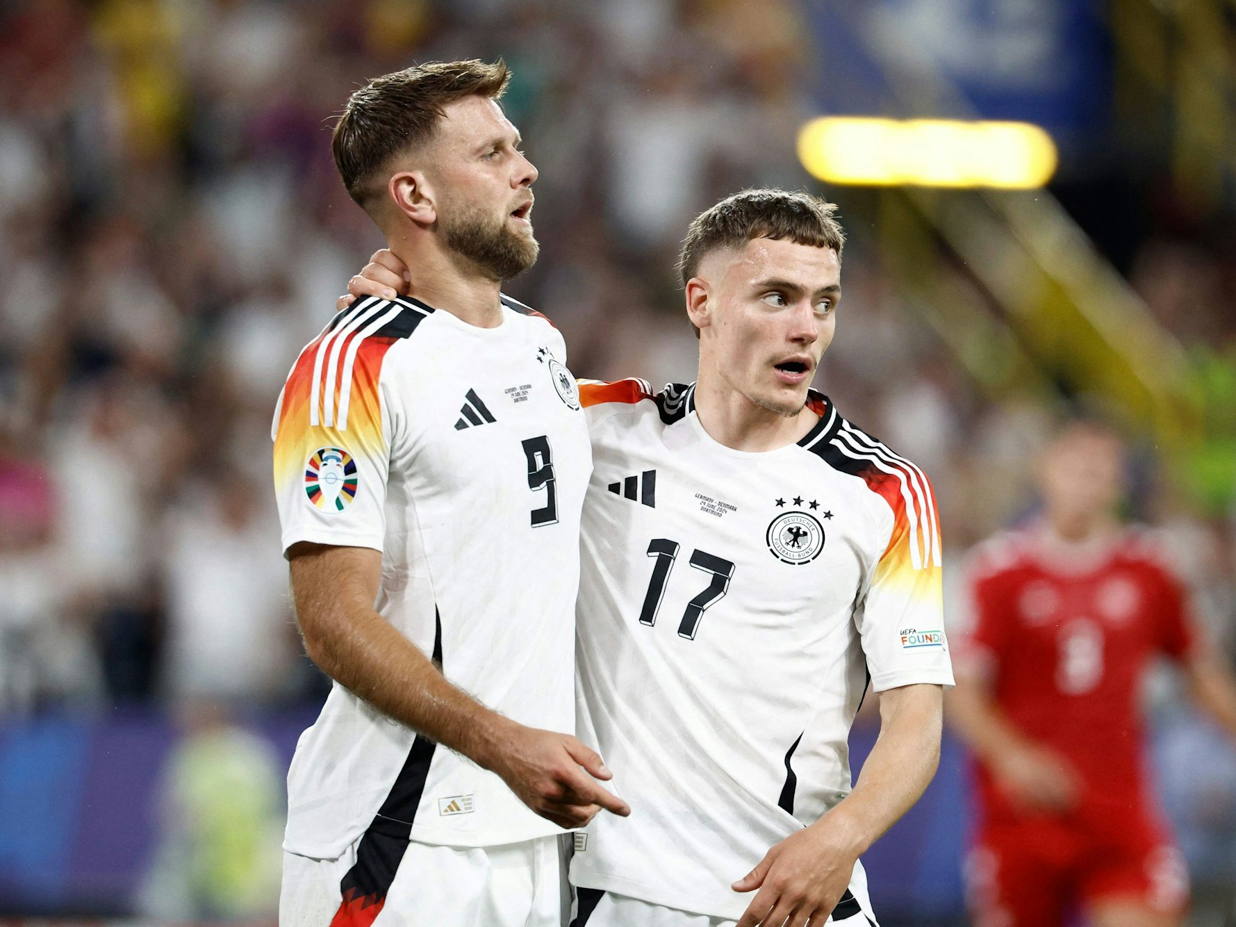 Niclas Füllkrug und Florian Wirtz feiern zusammen.