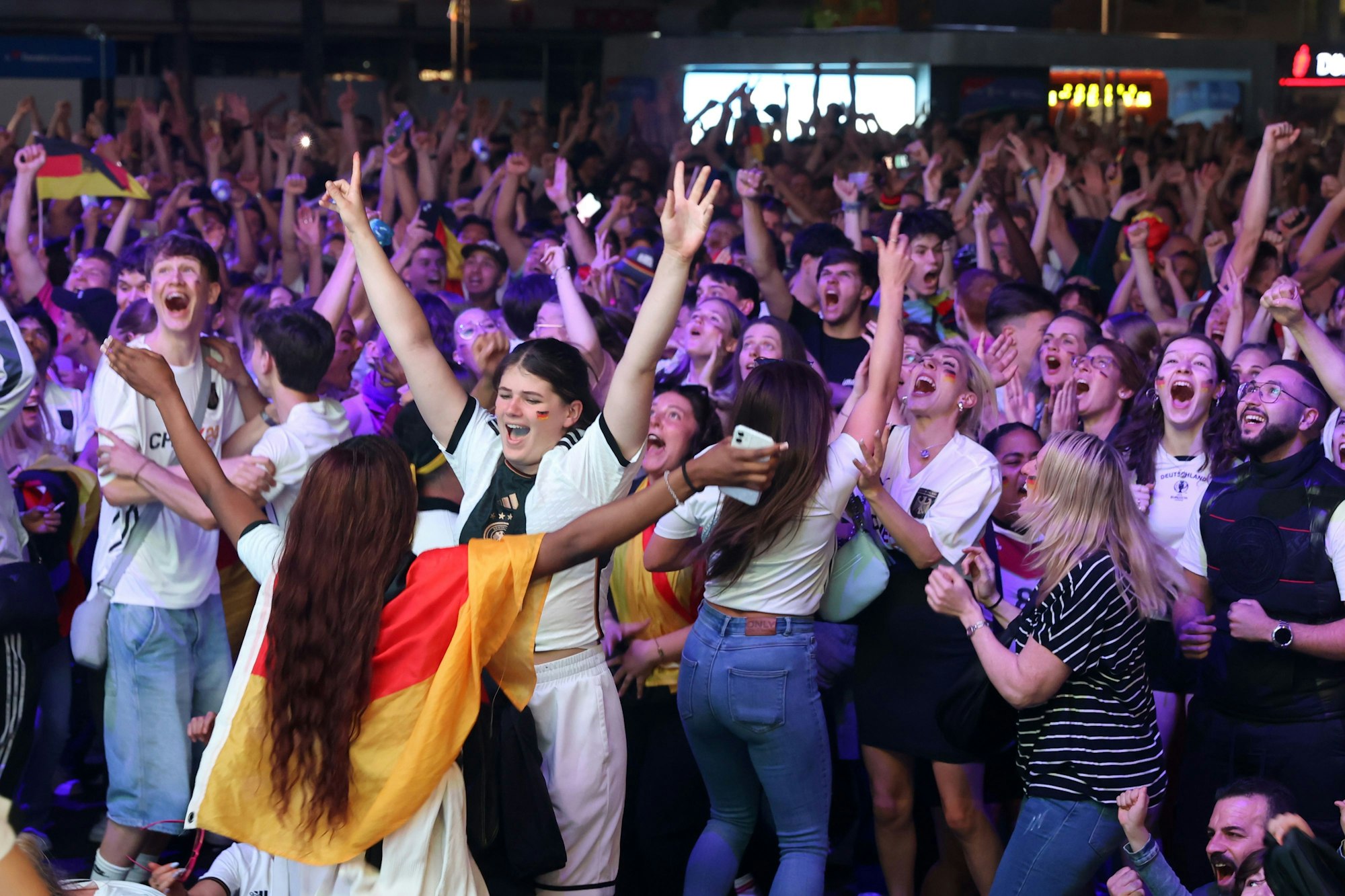DFB-Fans bejubeln einen Treffer beim Public Viewing am Heumarkt.