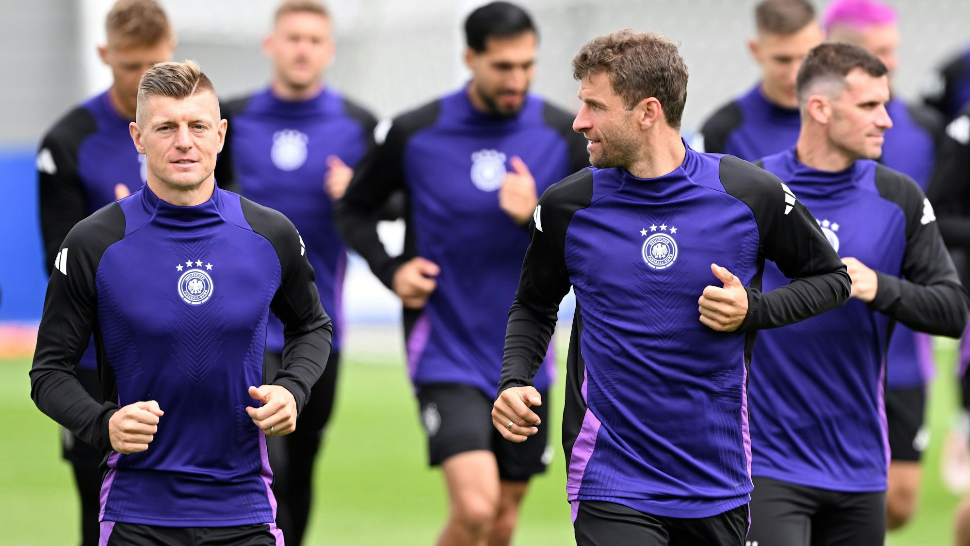Deutschlands Toni Kroos (l) und Thomas Müller während des Trainings.