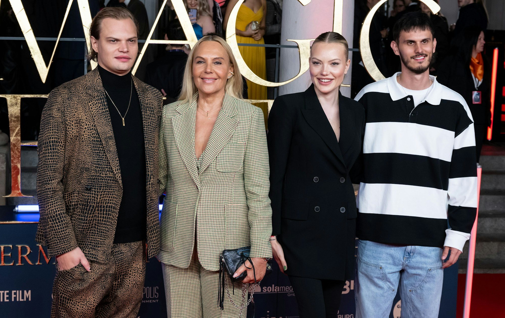 Wilson Gonzalez Ochsenknecht (l-r), Natascha Ochsenknecht, Cheyenne Ochsenknecht und Nino Sifkovits kommen im Gärtnerplatztheater zur Deutschlandpremiere des Films „The Magic Flute: Das Vermächtnis der Zauberflöte“.